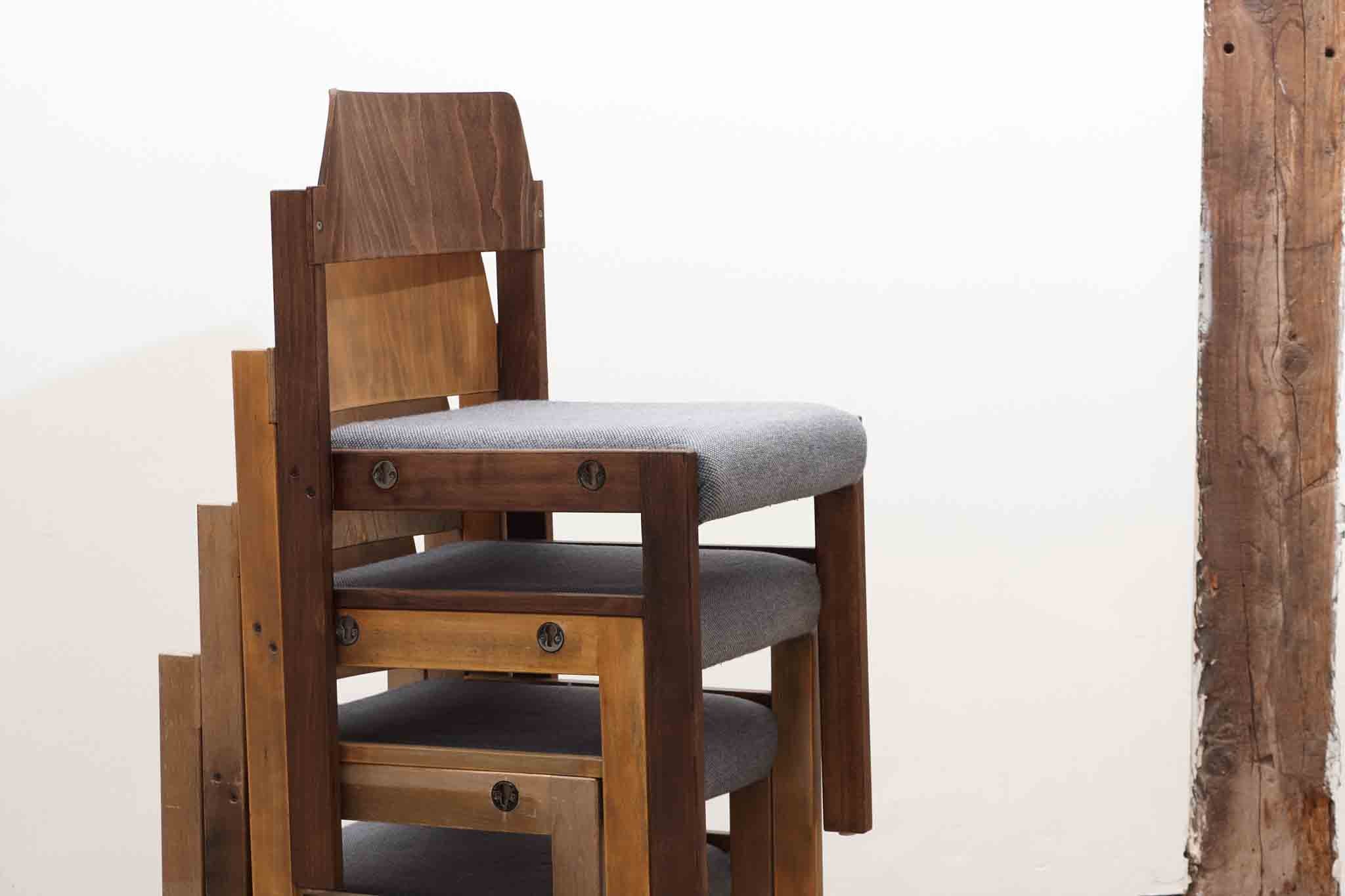 Chaise style scandinave ébène tapissée en gris
