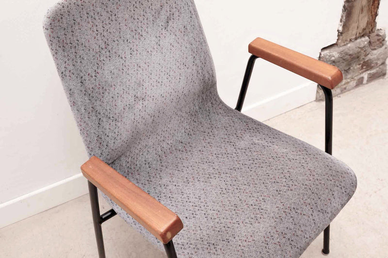 Chaise vintage en tissu gris à motif et pieds noirs
