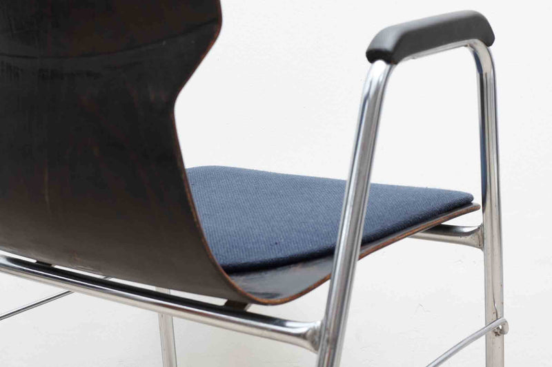 Chaise Eromes dite fourmi ébène chrome avec accoudoirs et coussins bleus