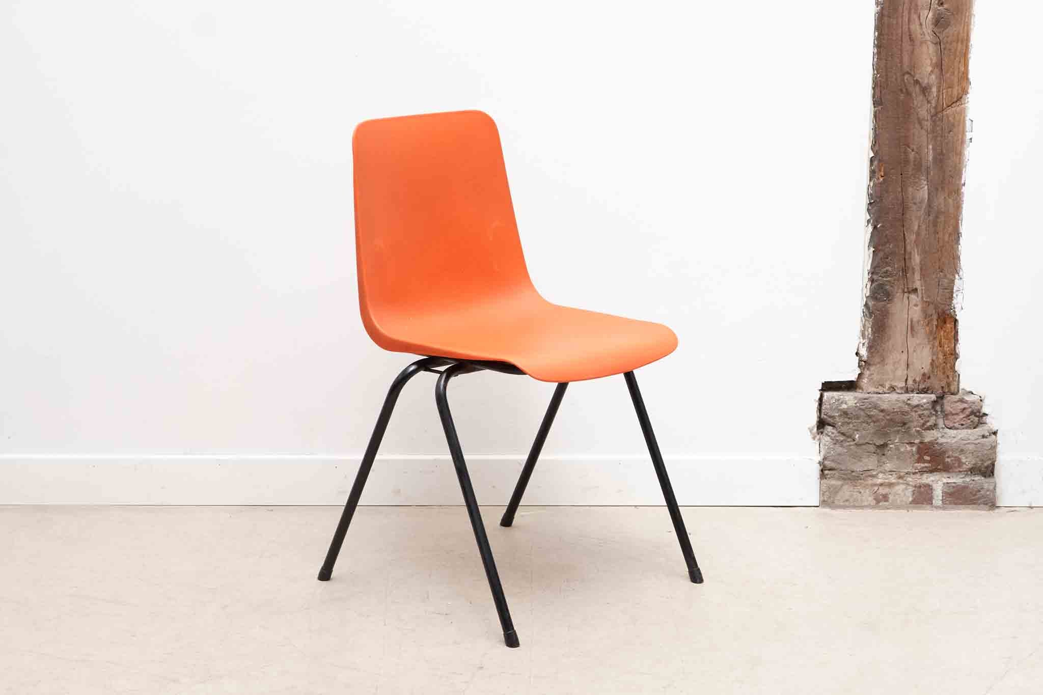 Chaise en plastique rouge