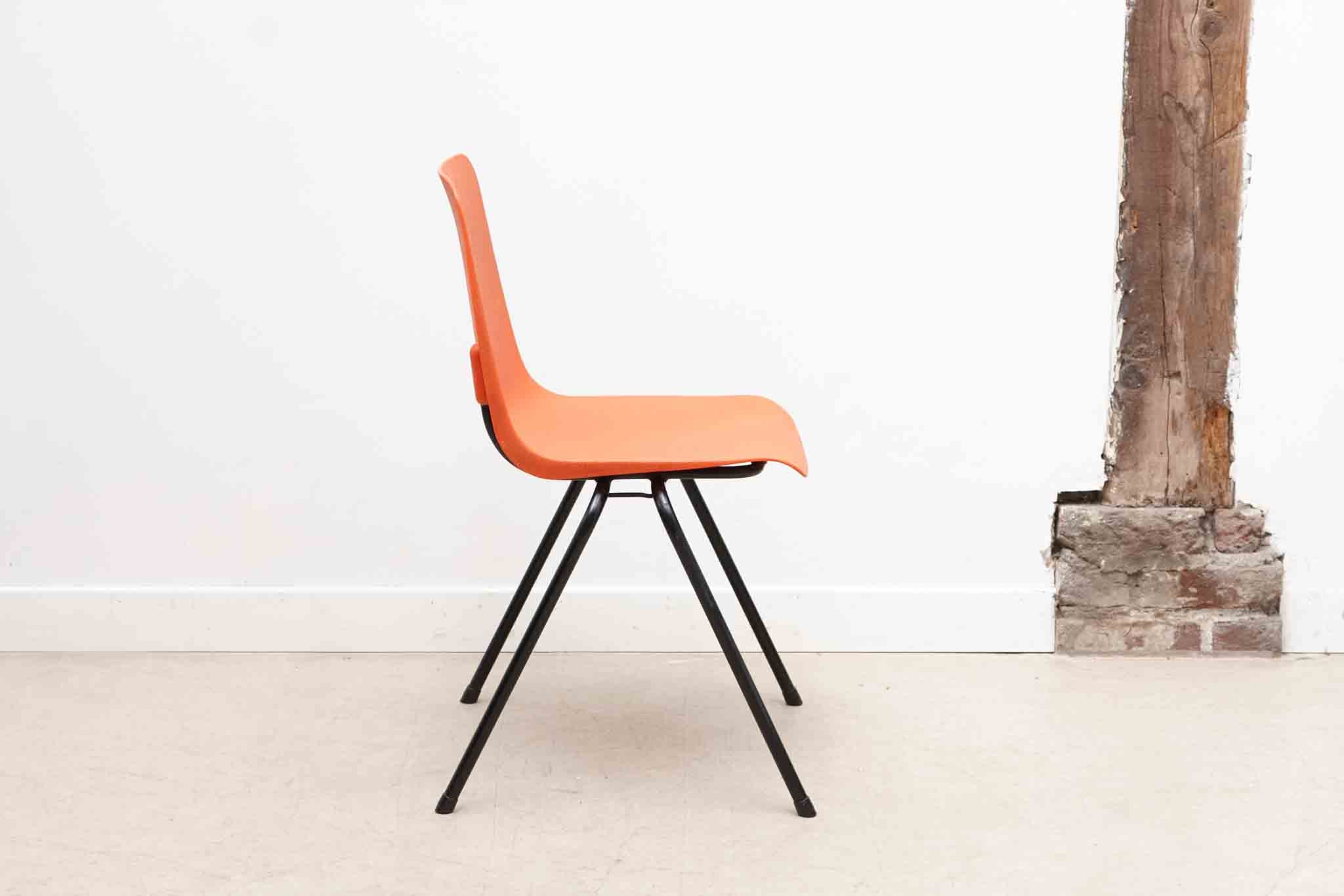 Chaise en plastique rouge