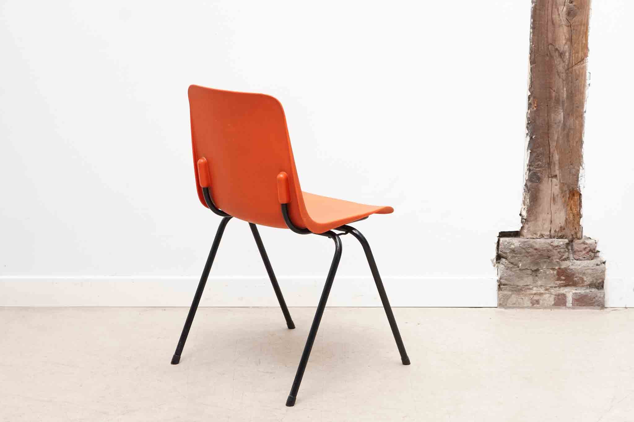 Chaise en plastique rouge