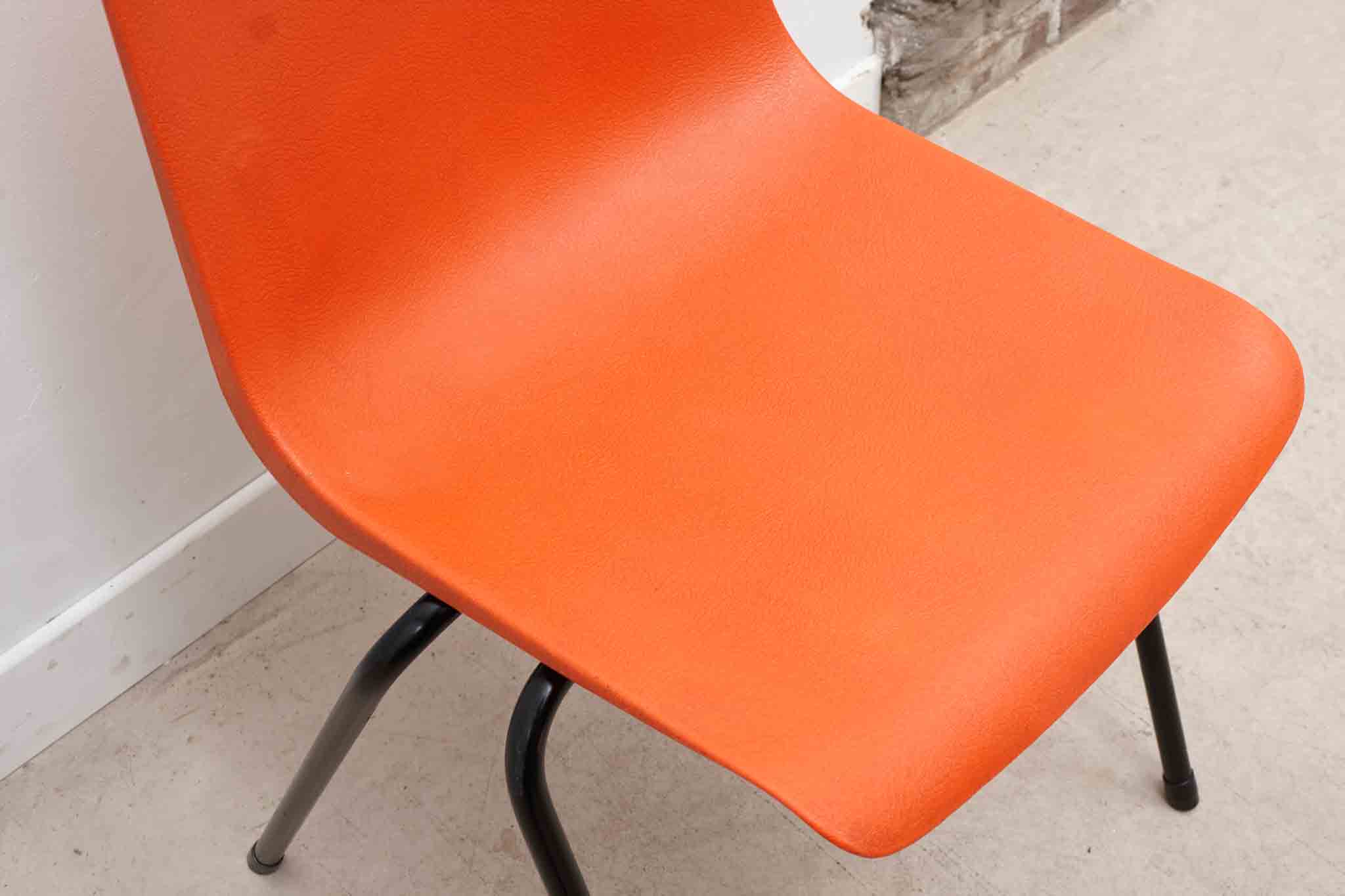 Chaise en plastique rouge