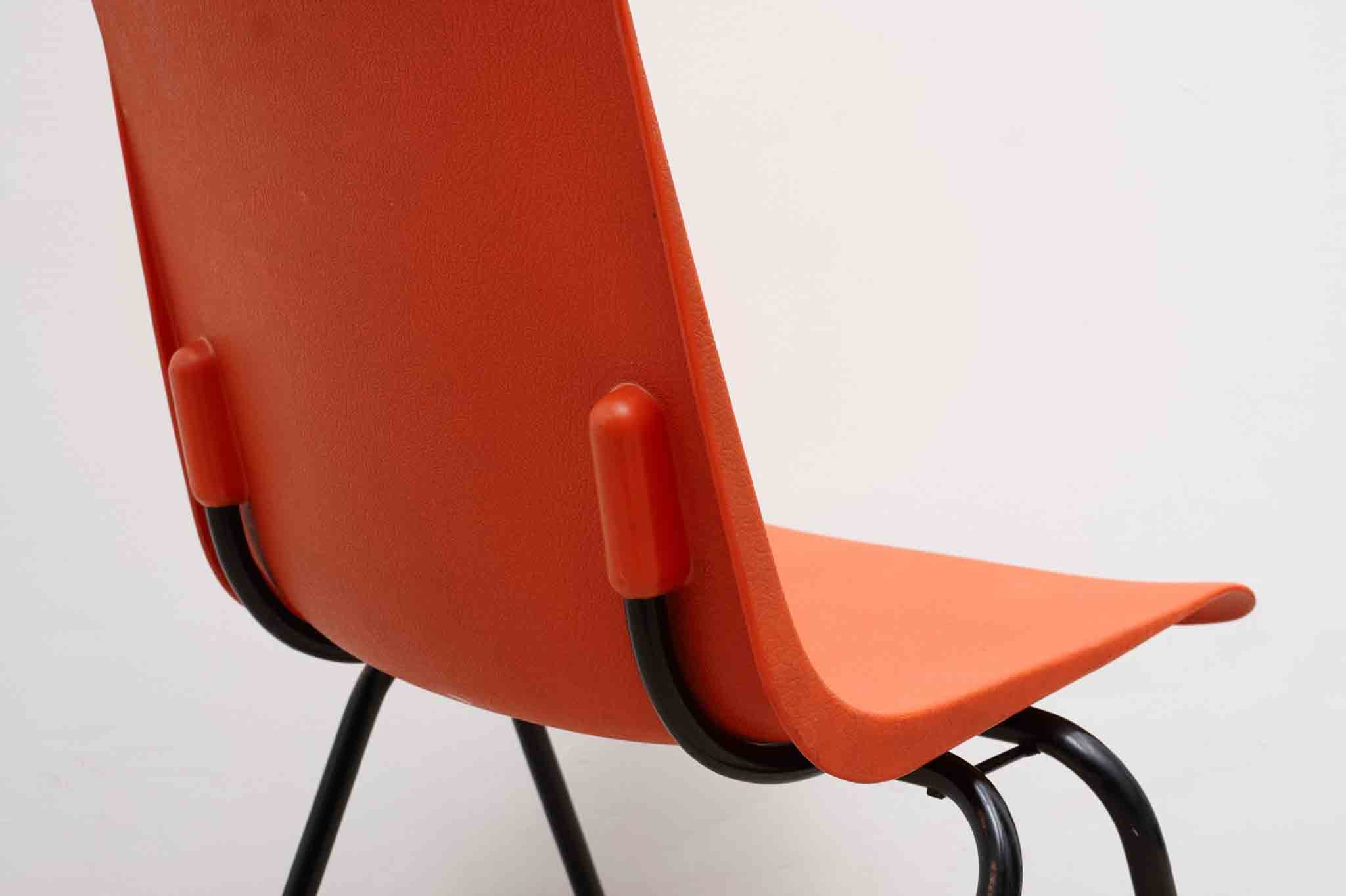 Chaise en plastique rouge