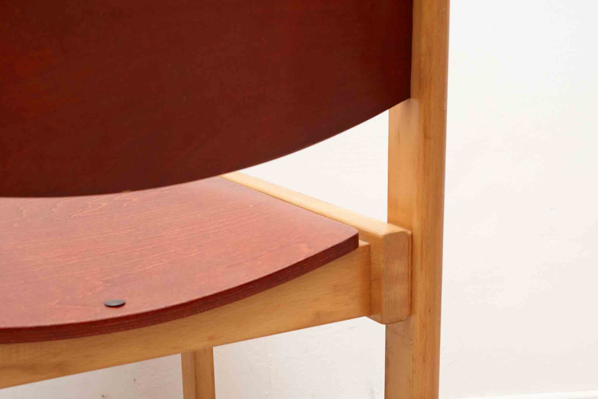 Chaise scandinave rouge et hêtre