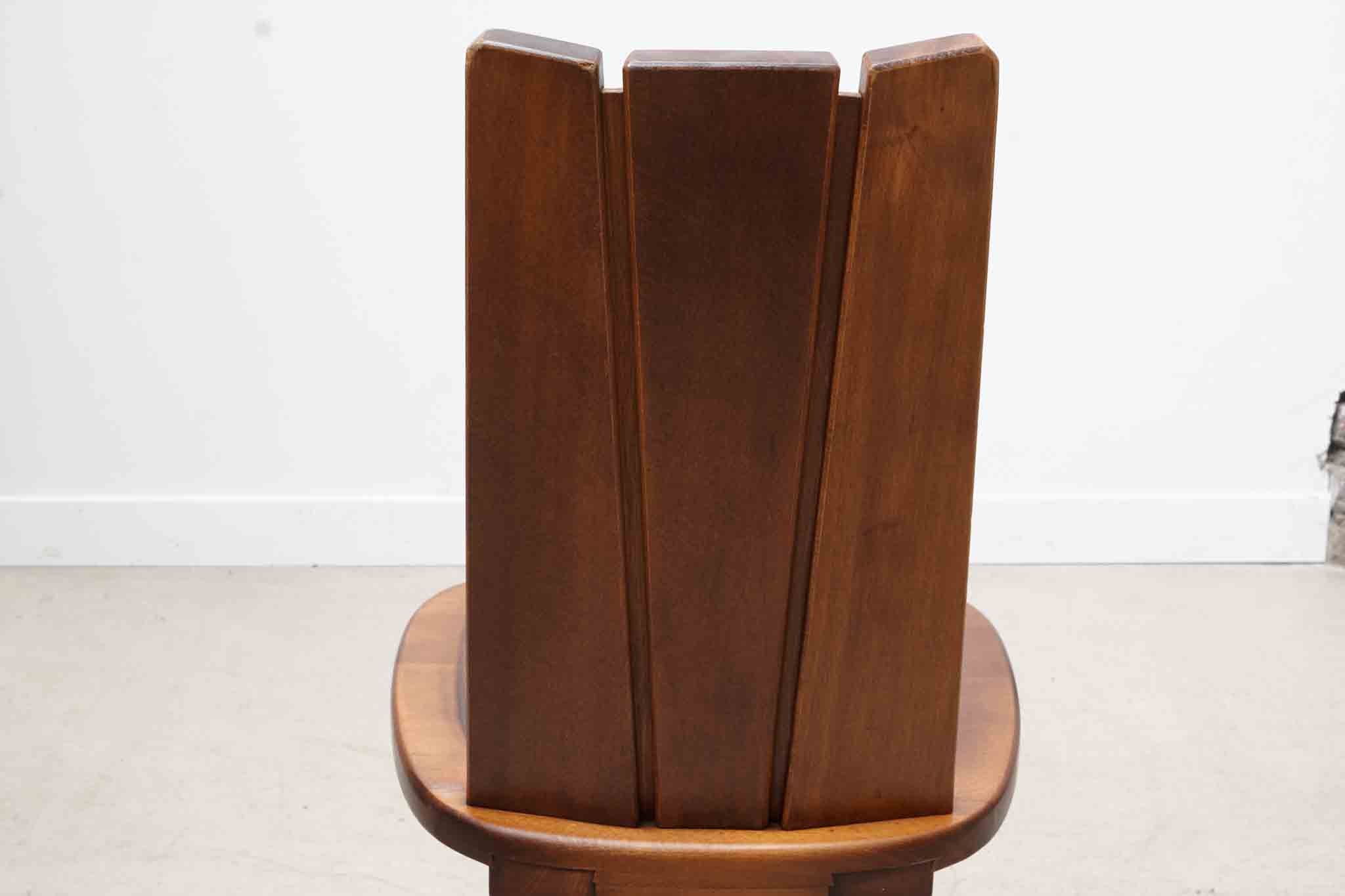 Chaise brutaliste bois massif
