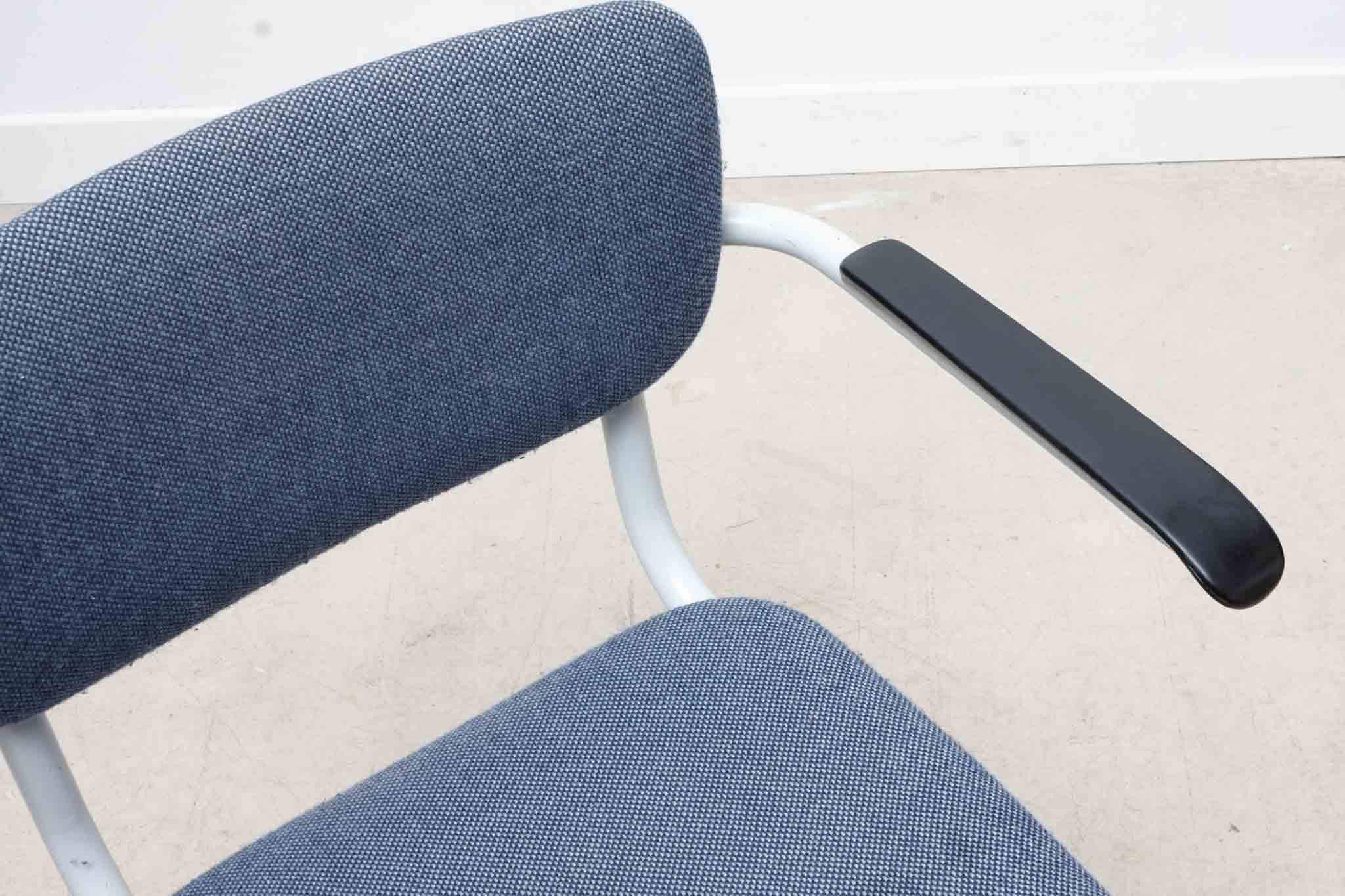 Chaise tissu bleu en S avec accoudoirs