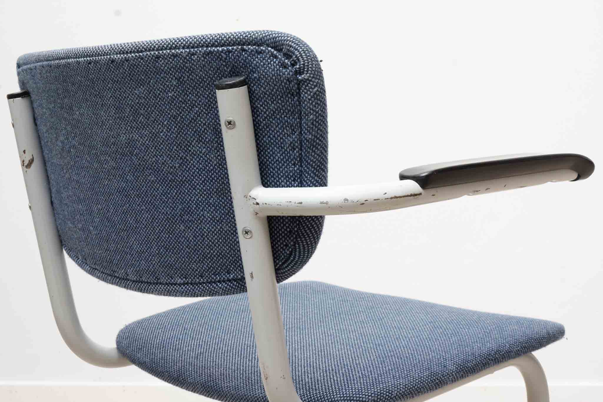 Chaise tissu bleu en S avec accoudoirs