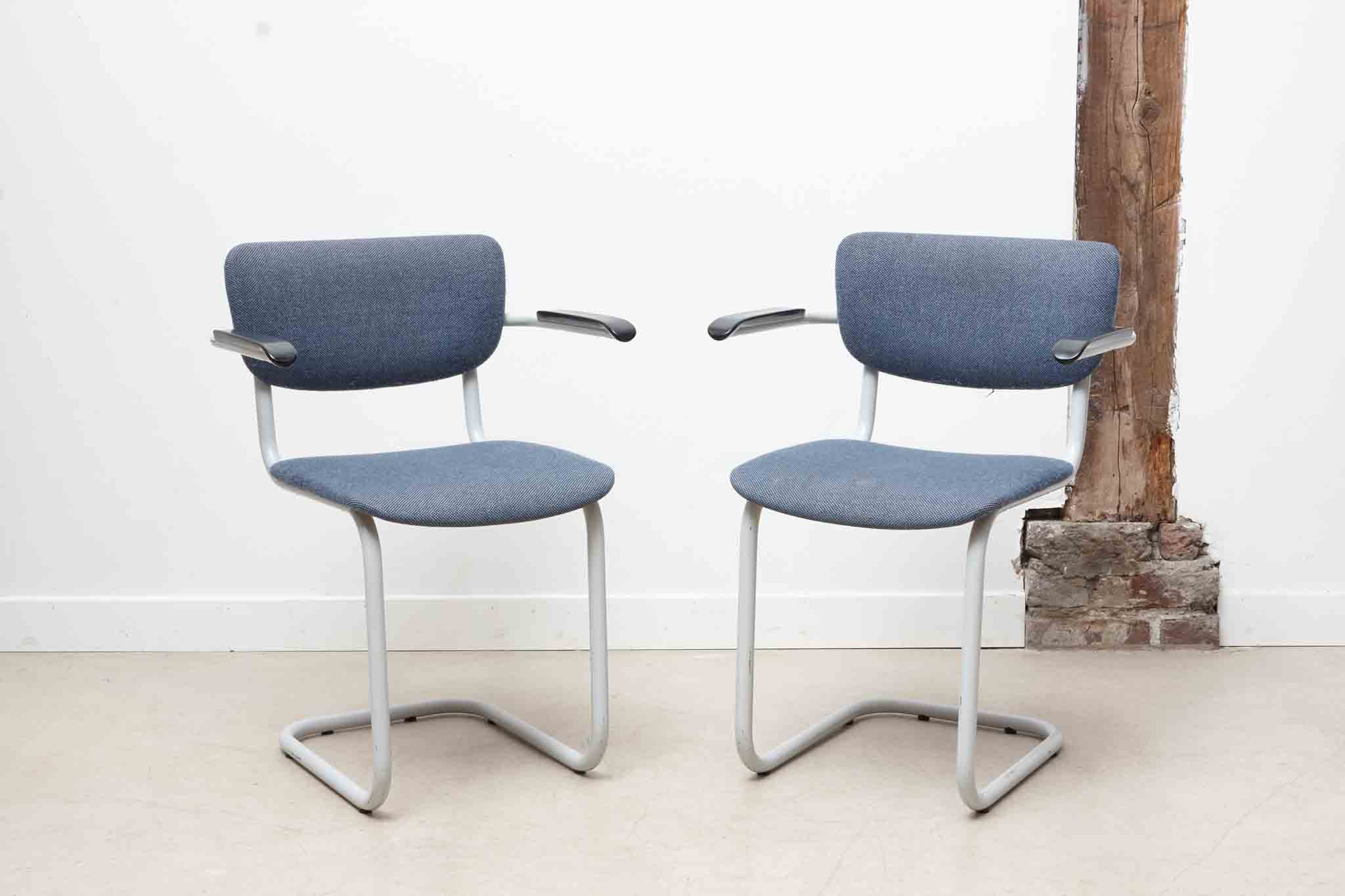 Chaise tissu bleu en S avec accoudoirs