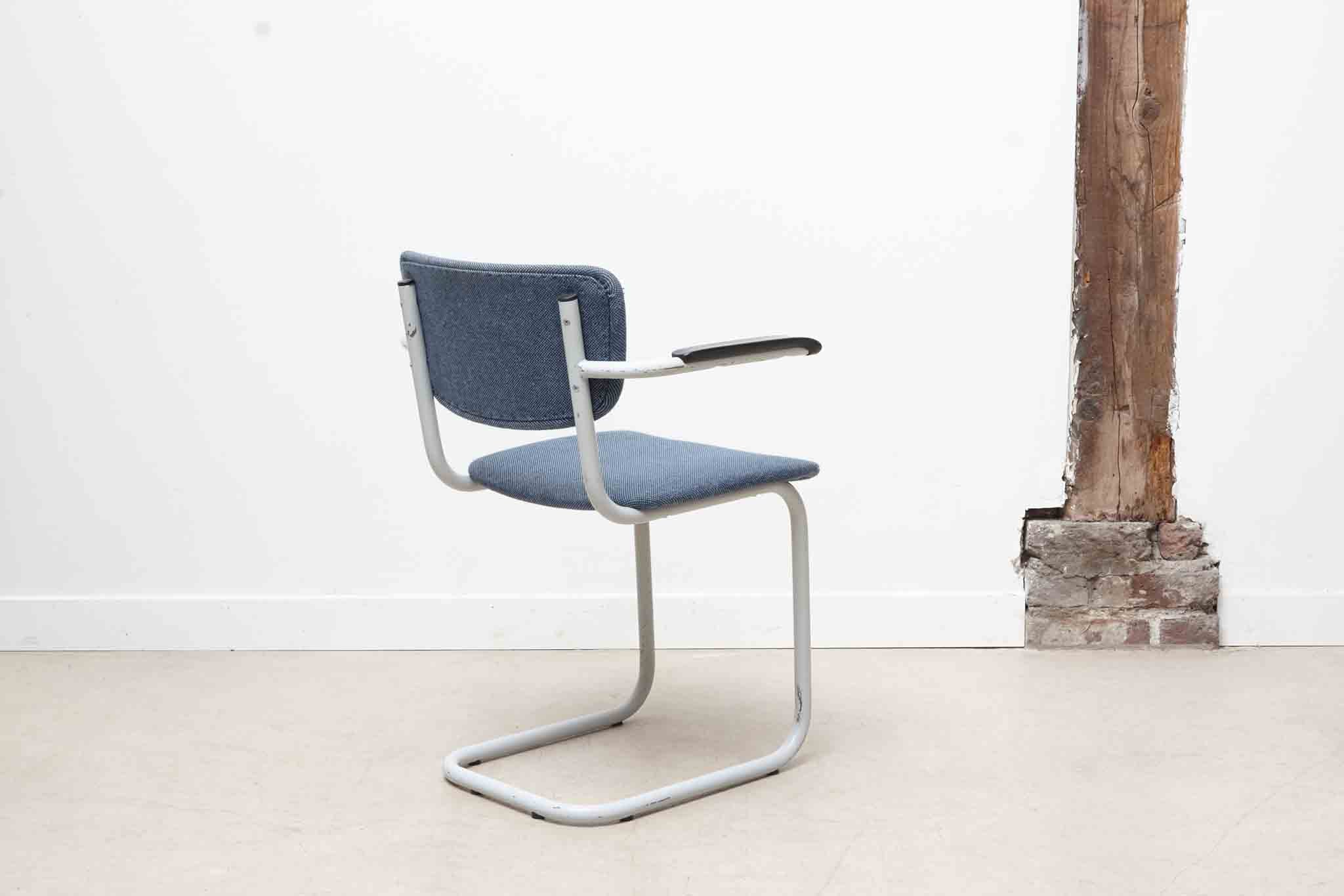 Chaise tissu bleu en S avec accoudoirs