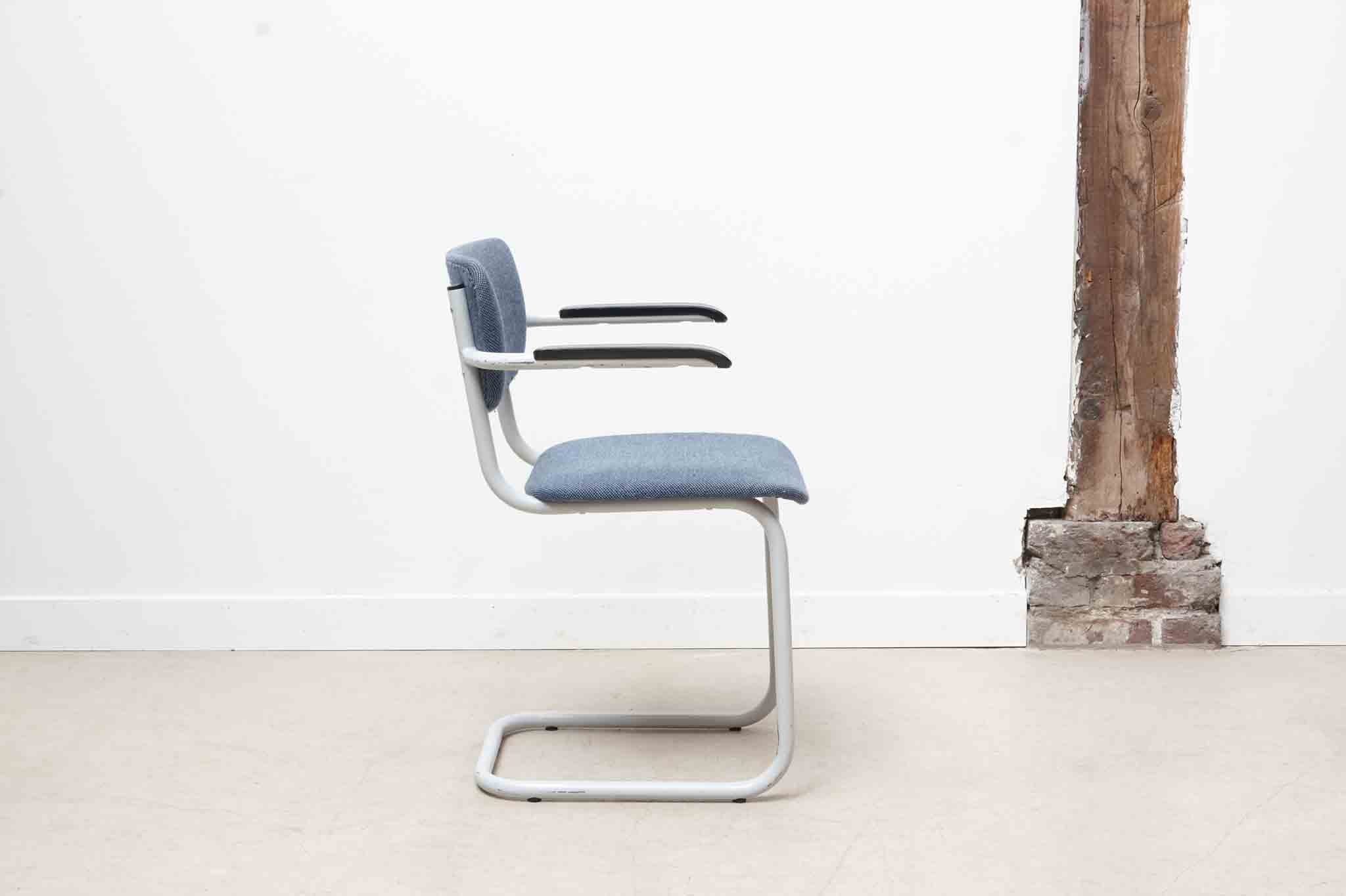 Chaise tissu bleu en S avec accoudoirs