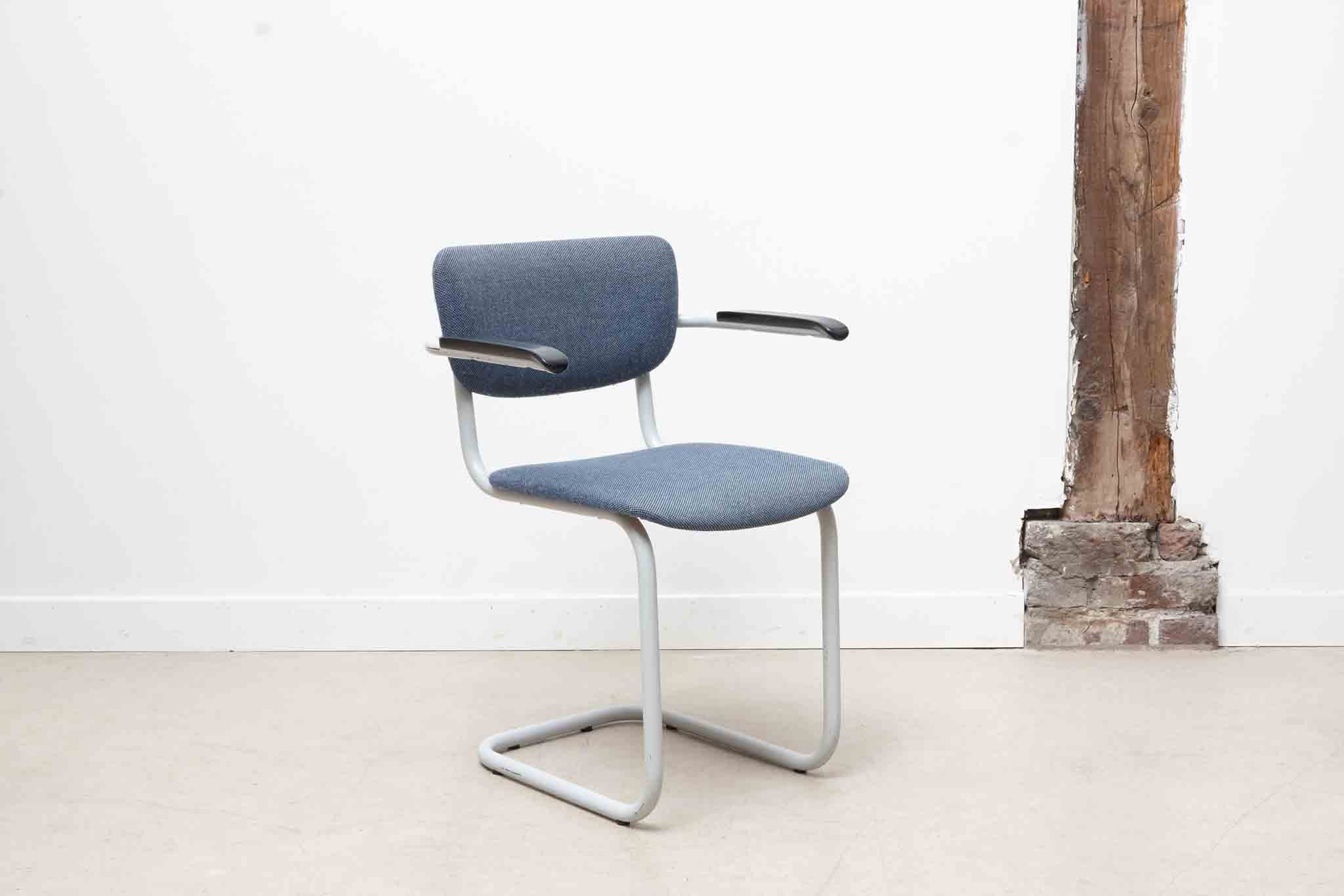 Chaise tissu bleu en S avec accoudoirs