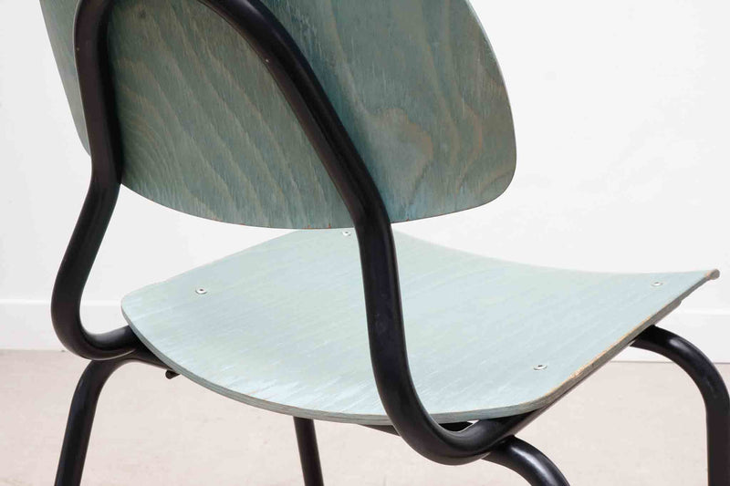 Chaise vintage empilable colorée