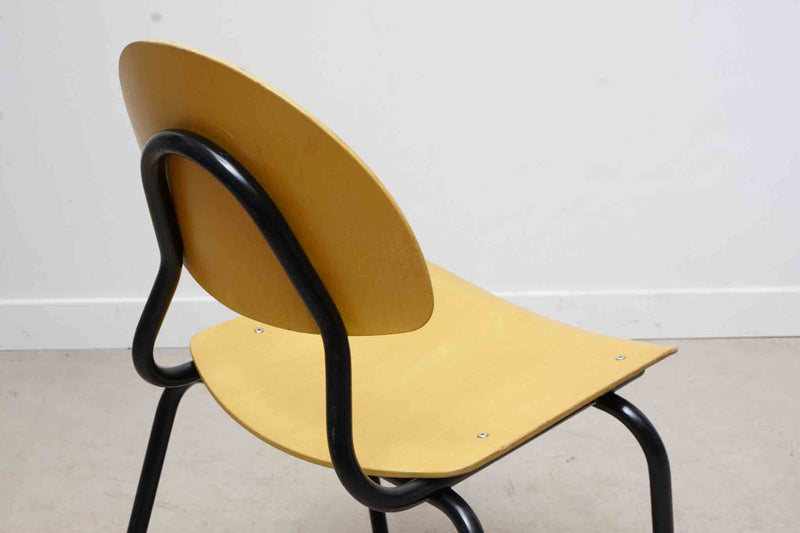 Chaise vintage empilable colorée
