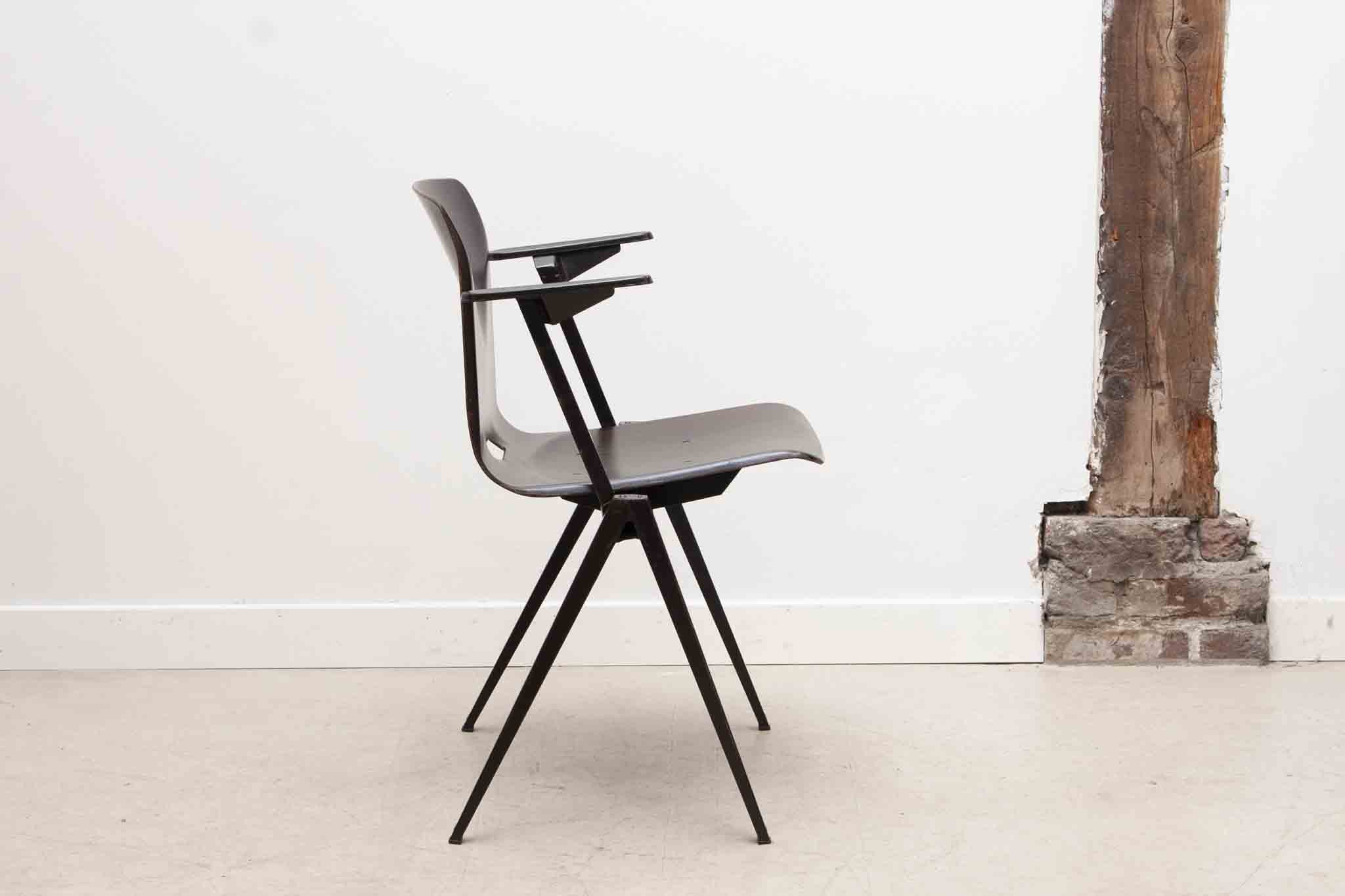 Chaise Galvanitas S22 ébène et noir avec accoudoirs