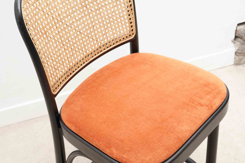 Chaise haute vintage Ton n°811 dossier en cannage et assise en velour rouge ou orange