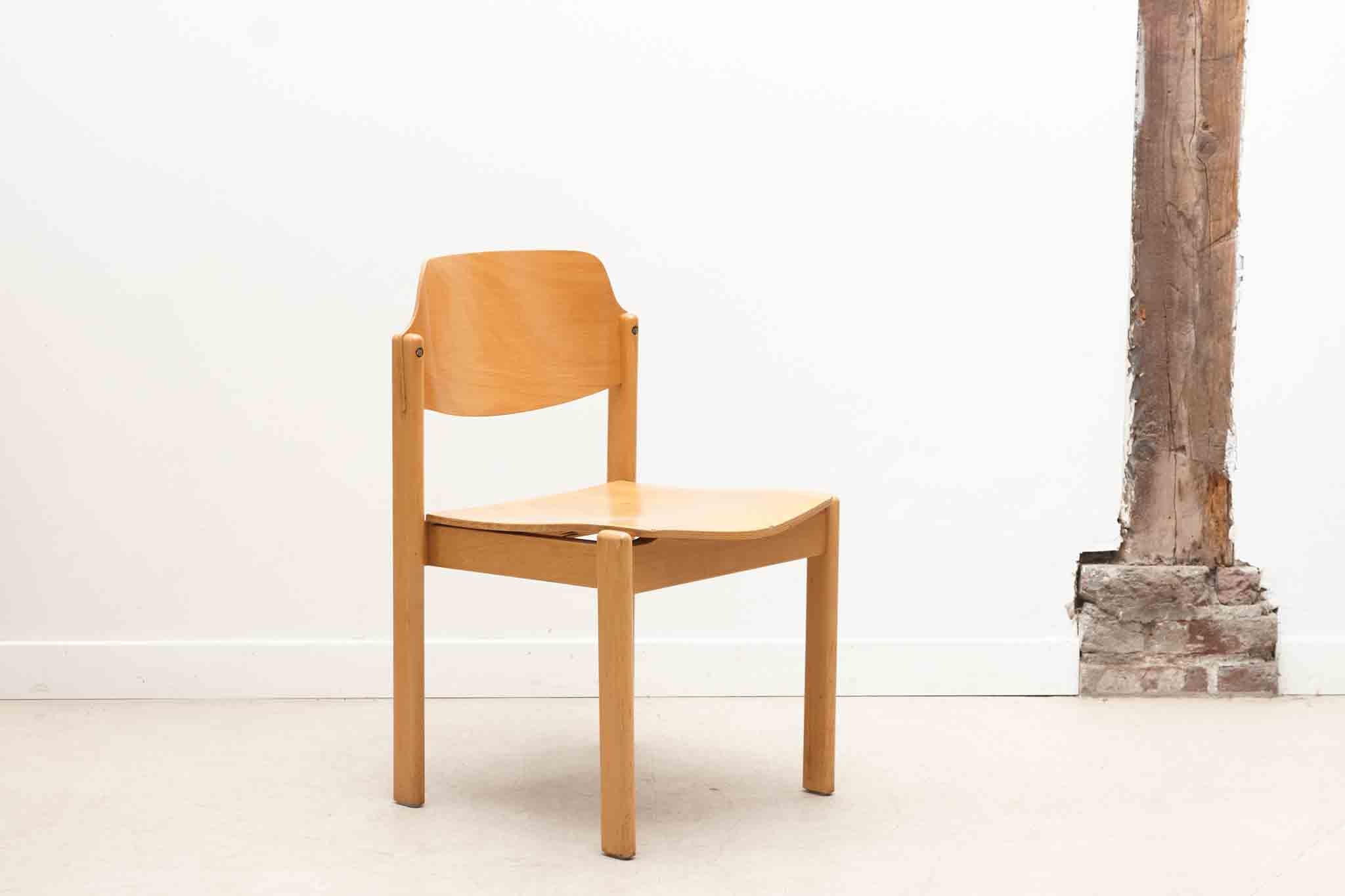 Chaise style scandinave dossier évasé