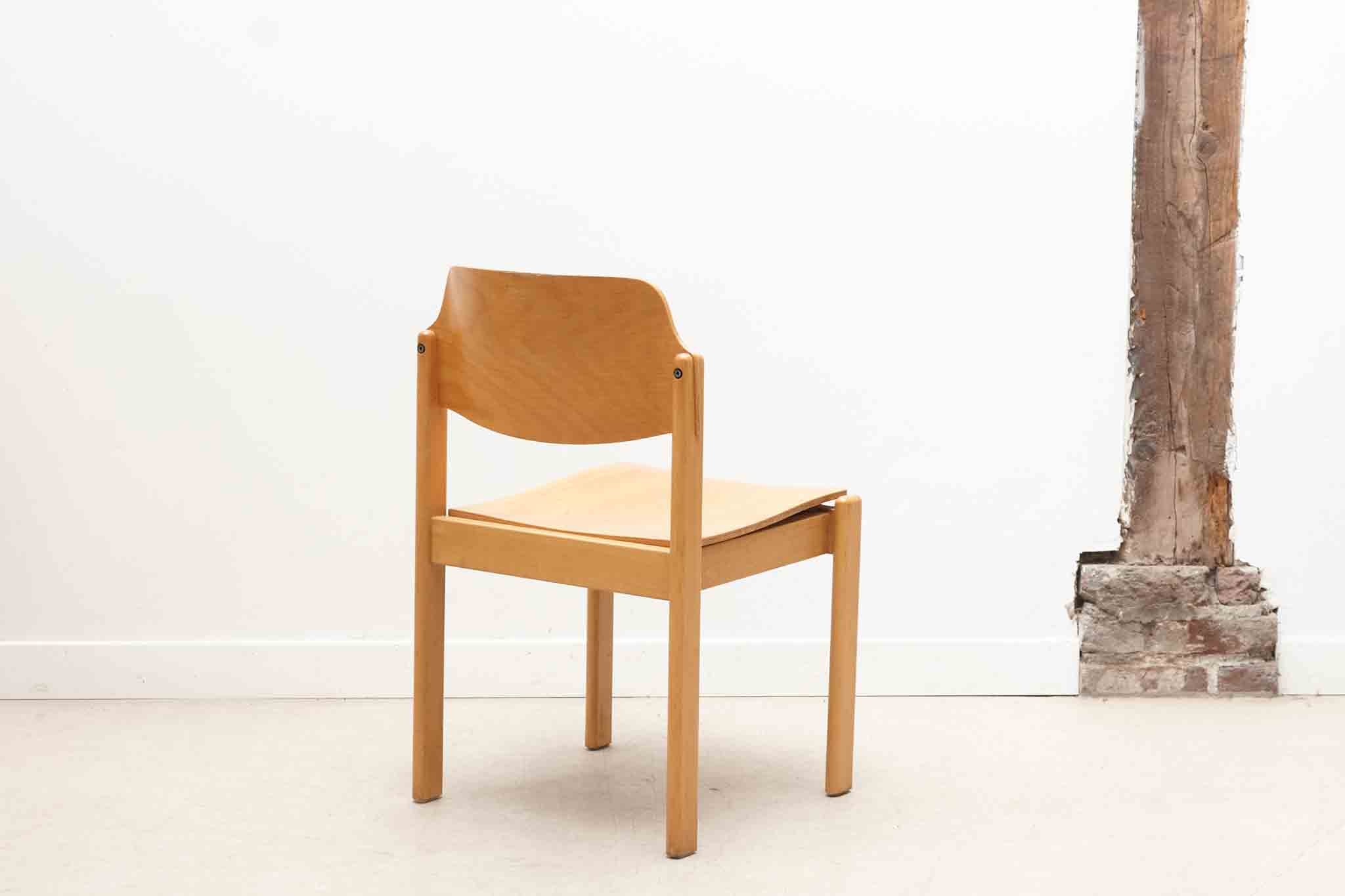 Chaise style scandinave dossier évasé