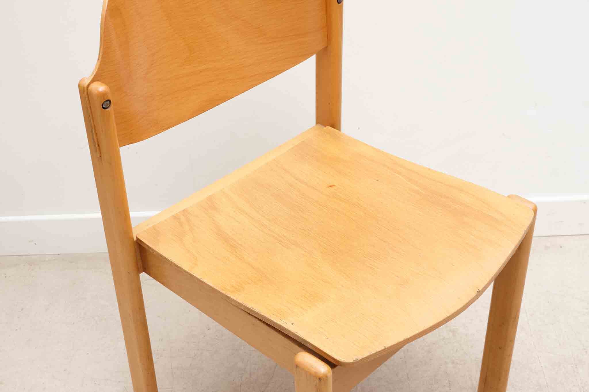 Chaise style scandinave dossier évasé