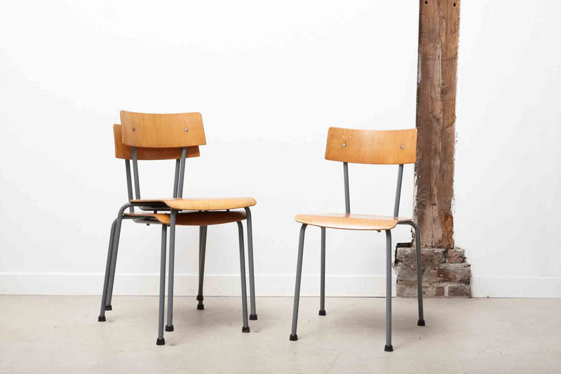 Lot de trois chaises empilables d'écolier couleur hêtre – Cartel de  Belleville