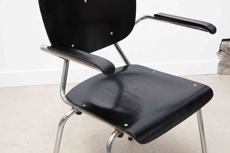 Chaise vintage Kho Liang Le chrome et noire avec accoudoirs