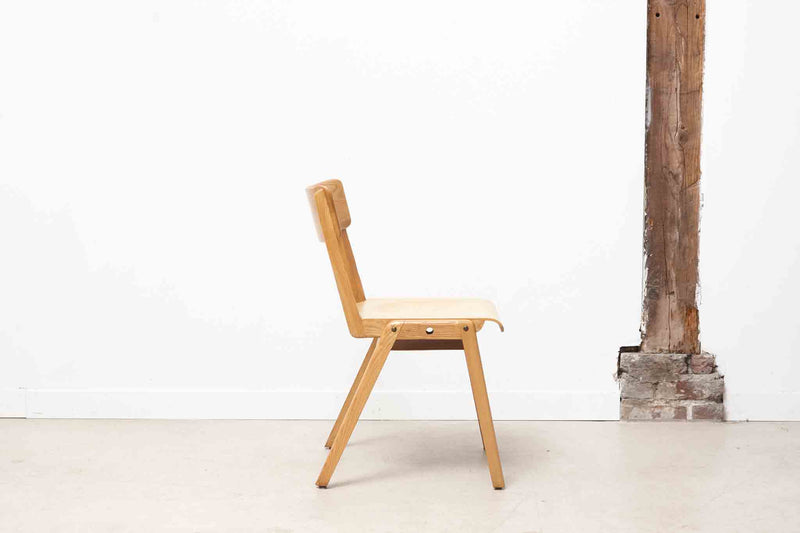 Chaise vintage empilable en bois clair