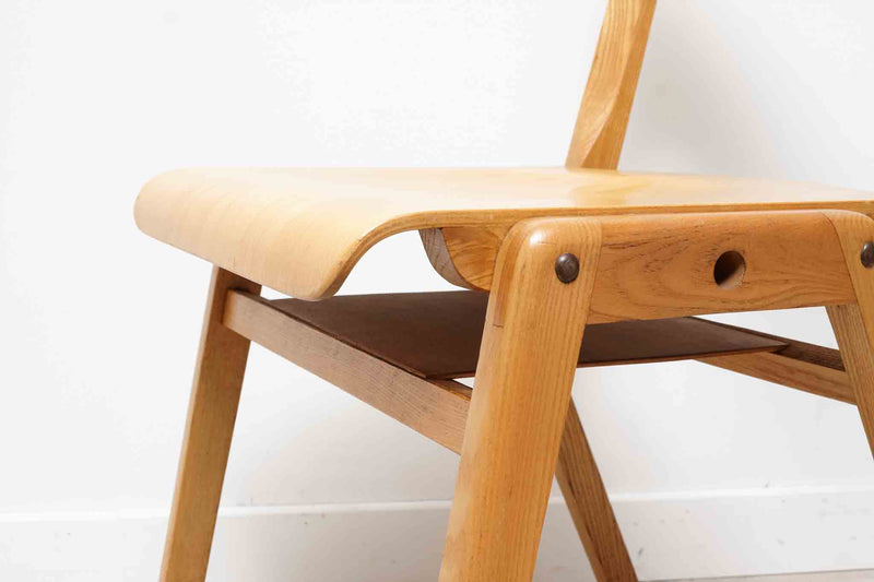 Chaise vintage empilable en bois clair