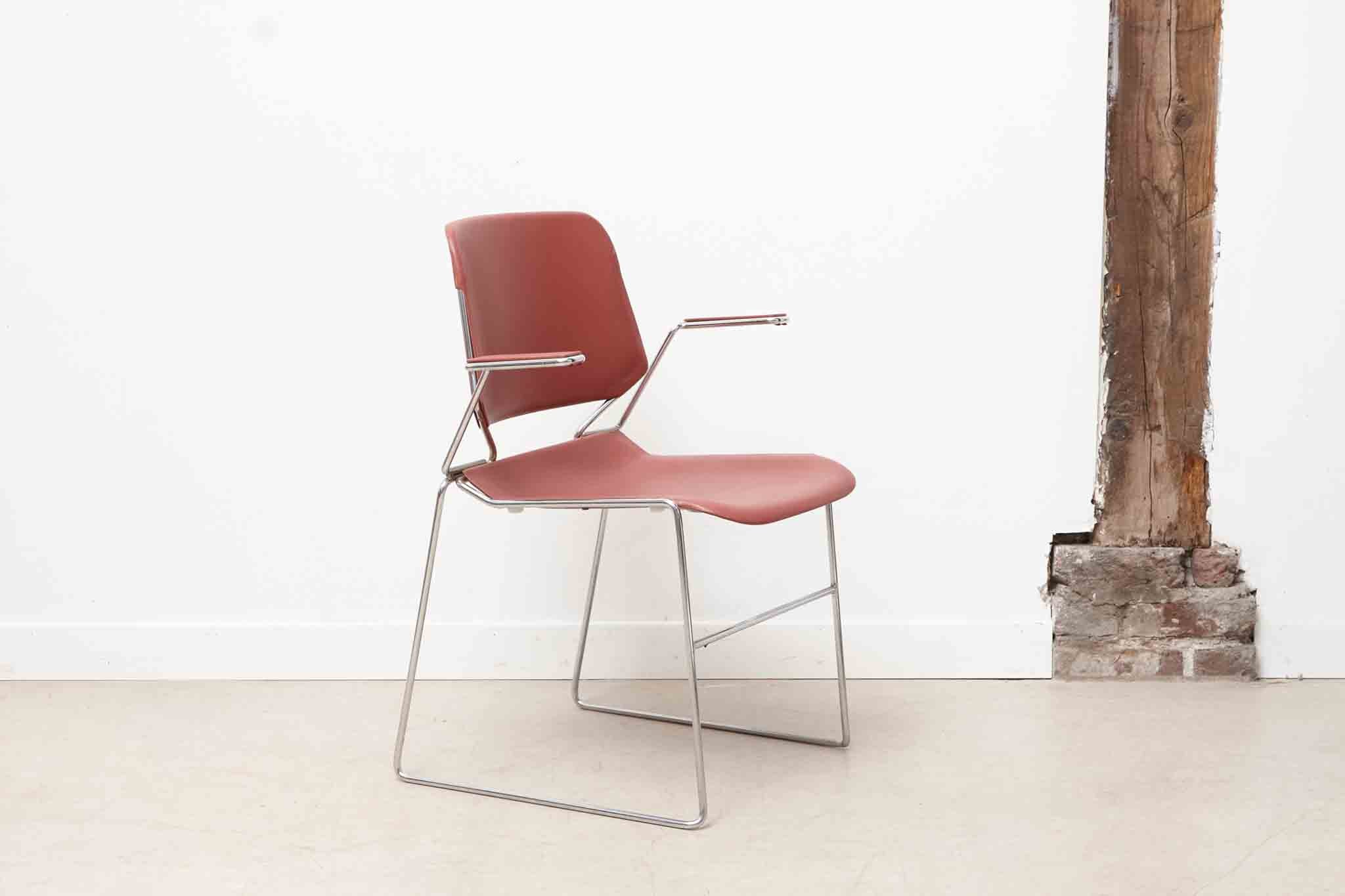 Chaise design Matrix par Thomas Tolleson avec accoudoirs rouge