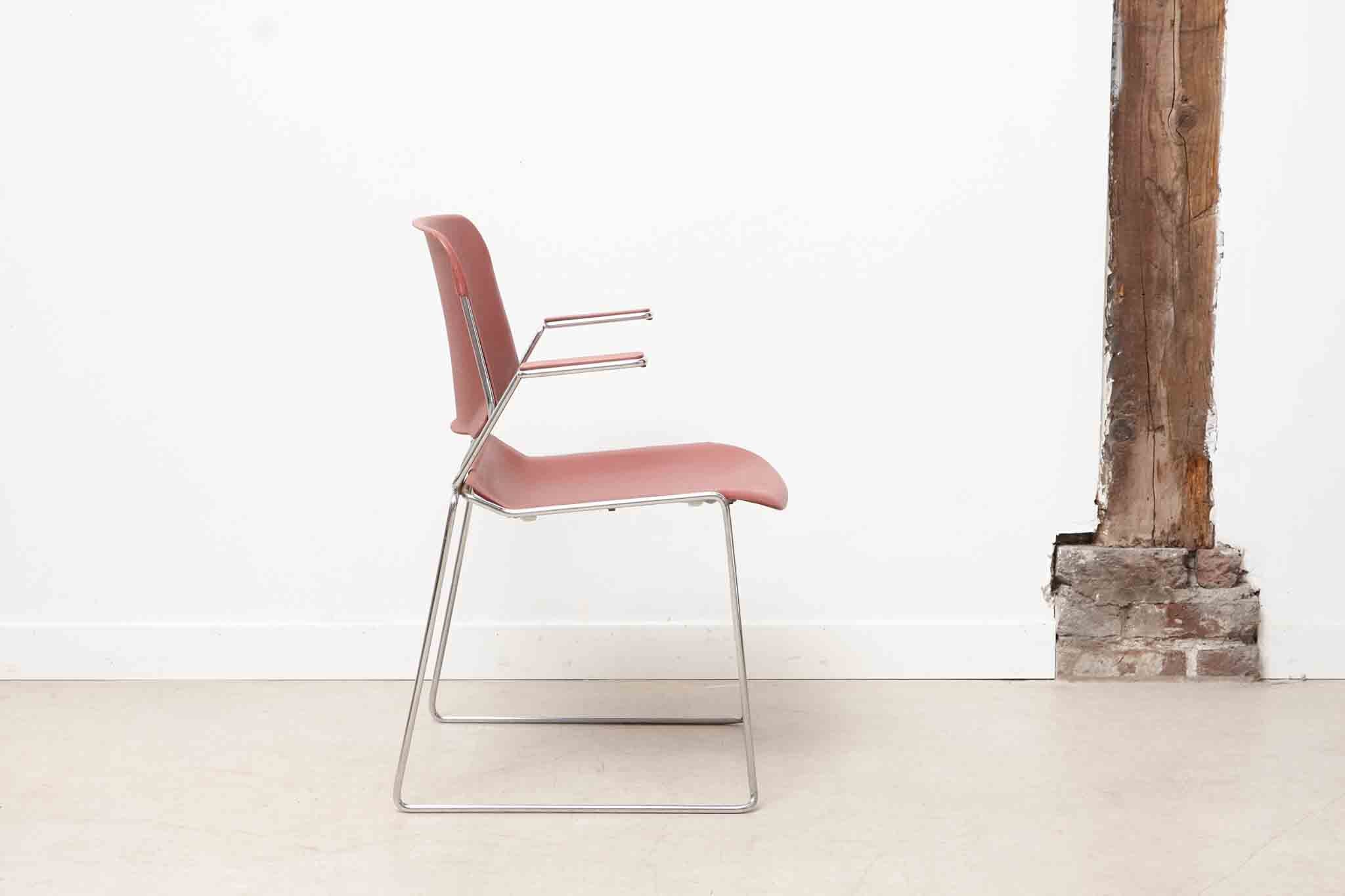 Chaise design Matrix par Thomas Tolleson avec accoudoirs rouge