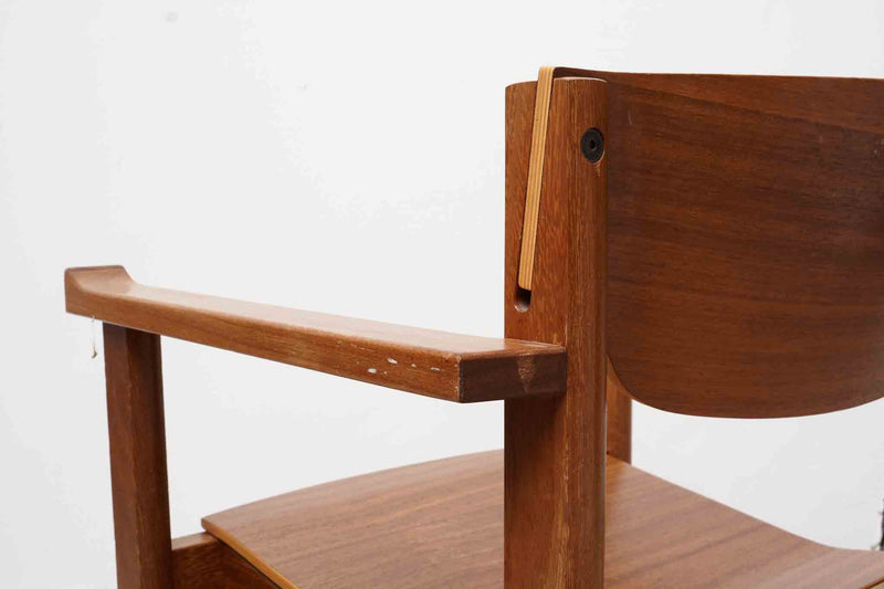 Chaise vintage en bois empilable avec accoudoirs