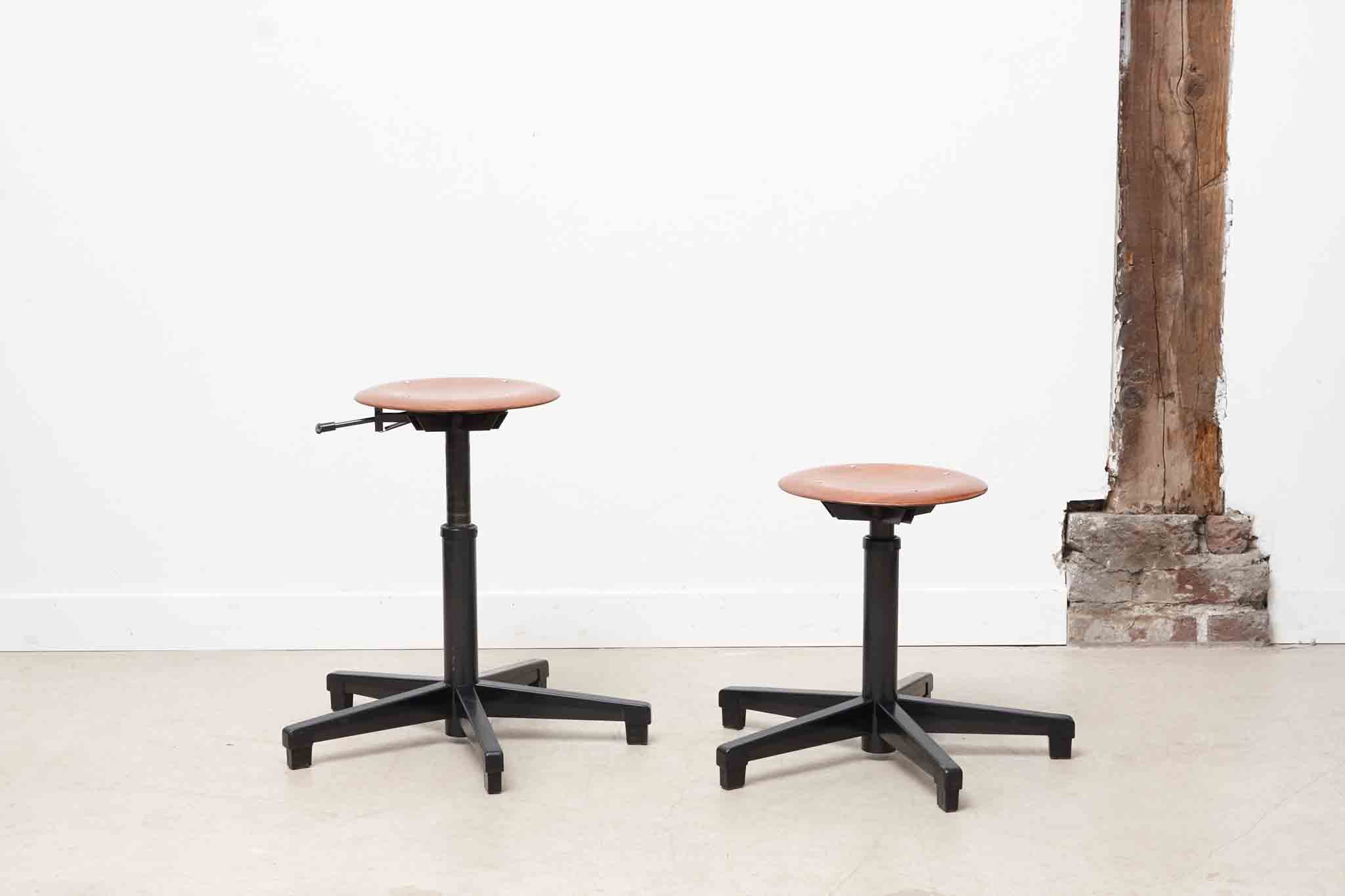 ADJUSTABLE STOOL WITH BLACK LEGS