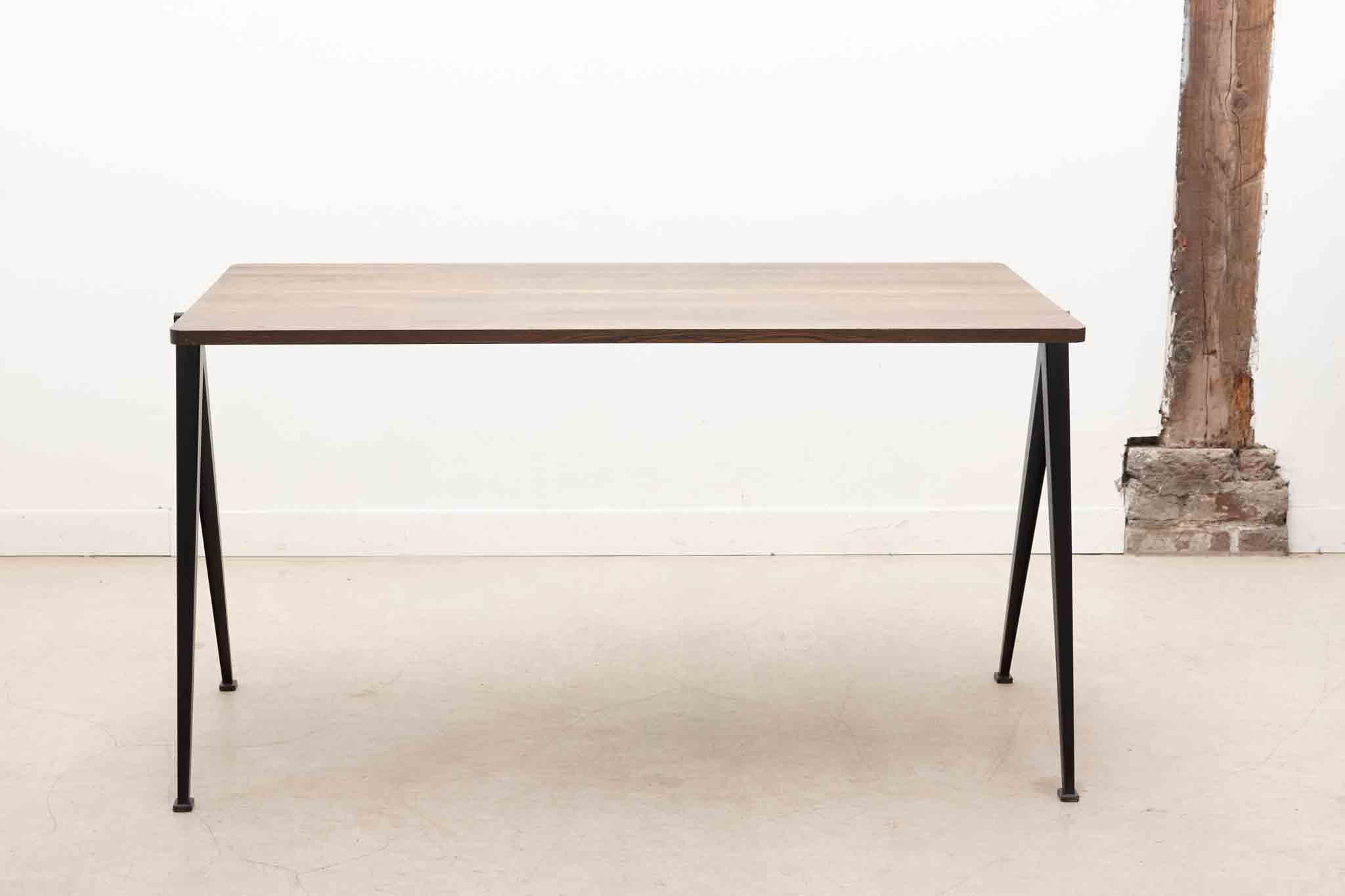 Table Pyramid 01 de Wim Rietveld, chêne foncé et noir