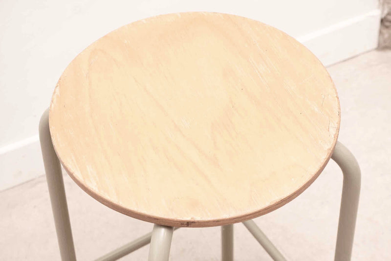 Tabouret bas empilable en hêtre et beige