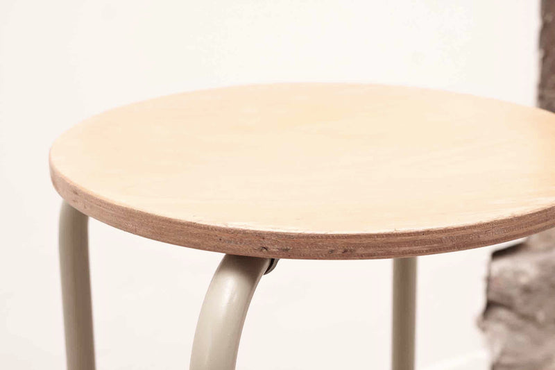 Tabouret bas empilable en hêtre et beige