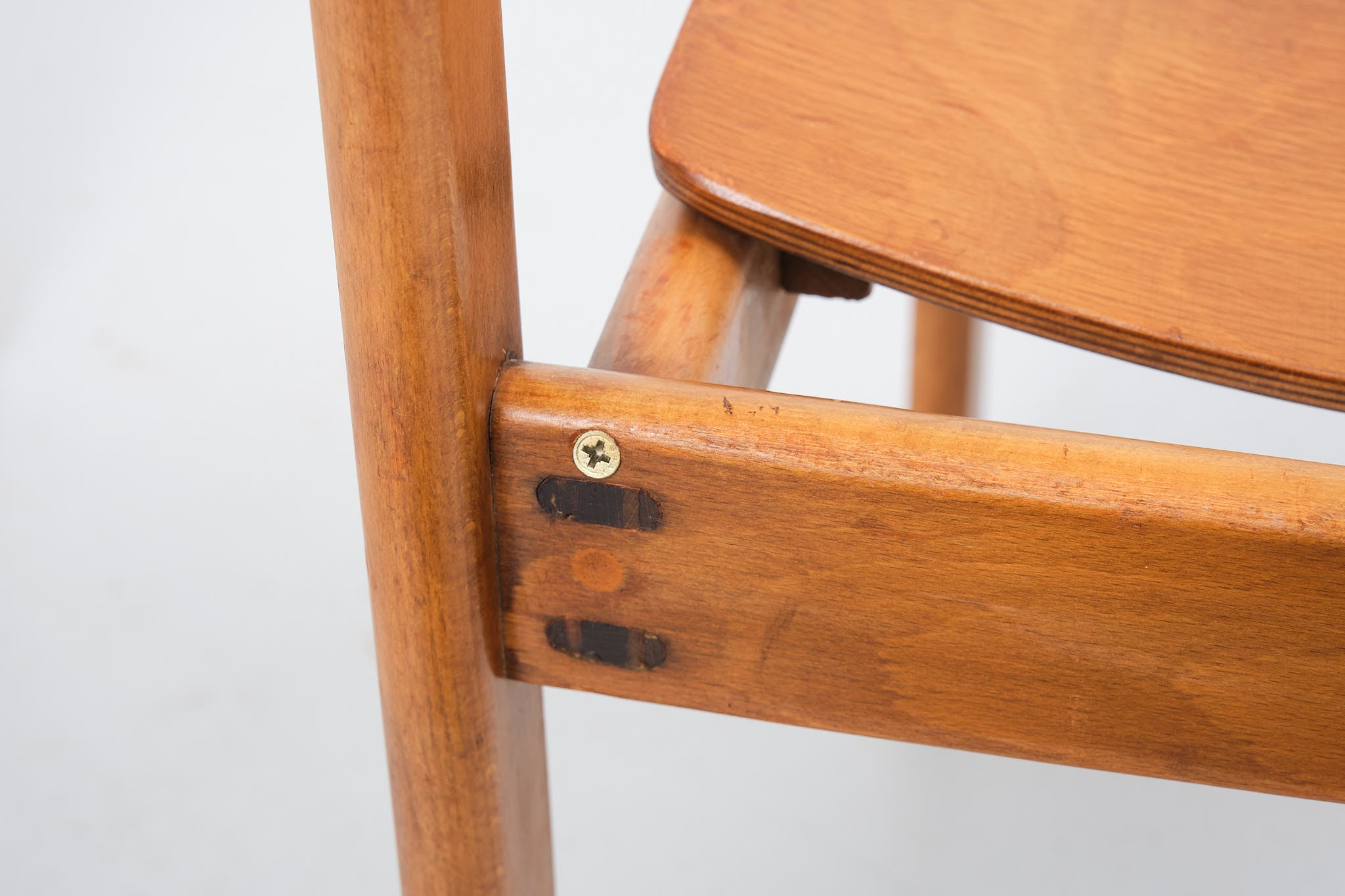 Chaise empilable en bois courbé années 70