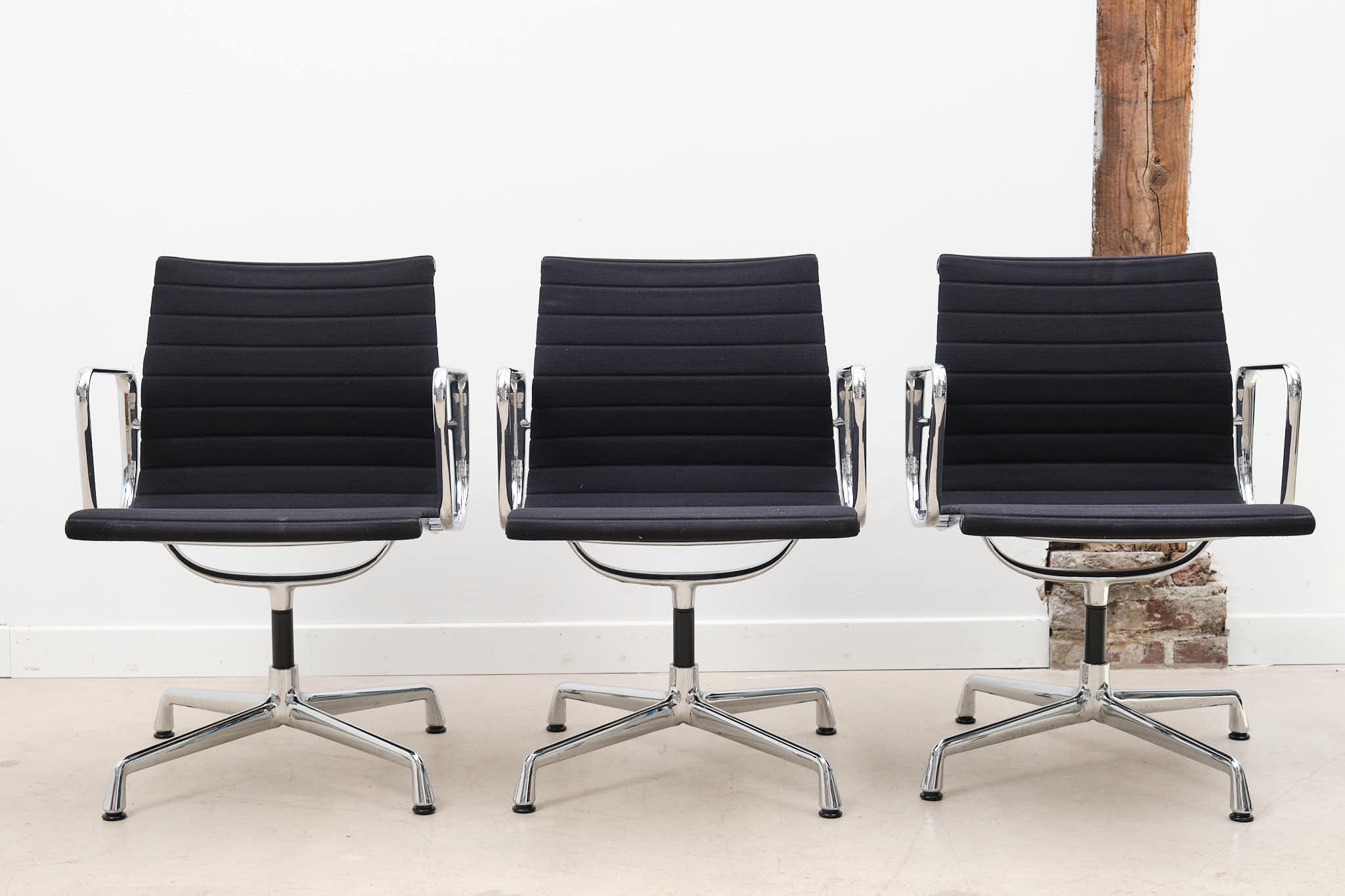 Fauteuil Eames EA108 noir et chrome
