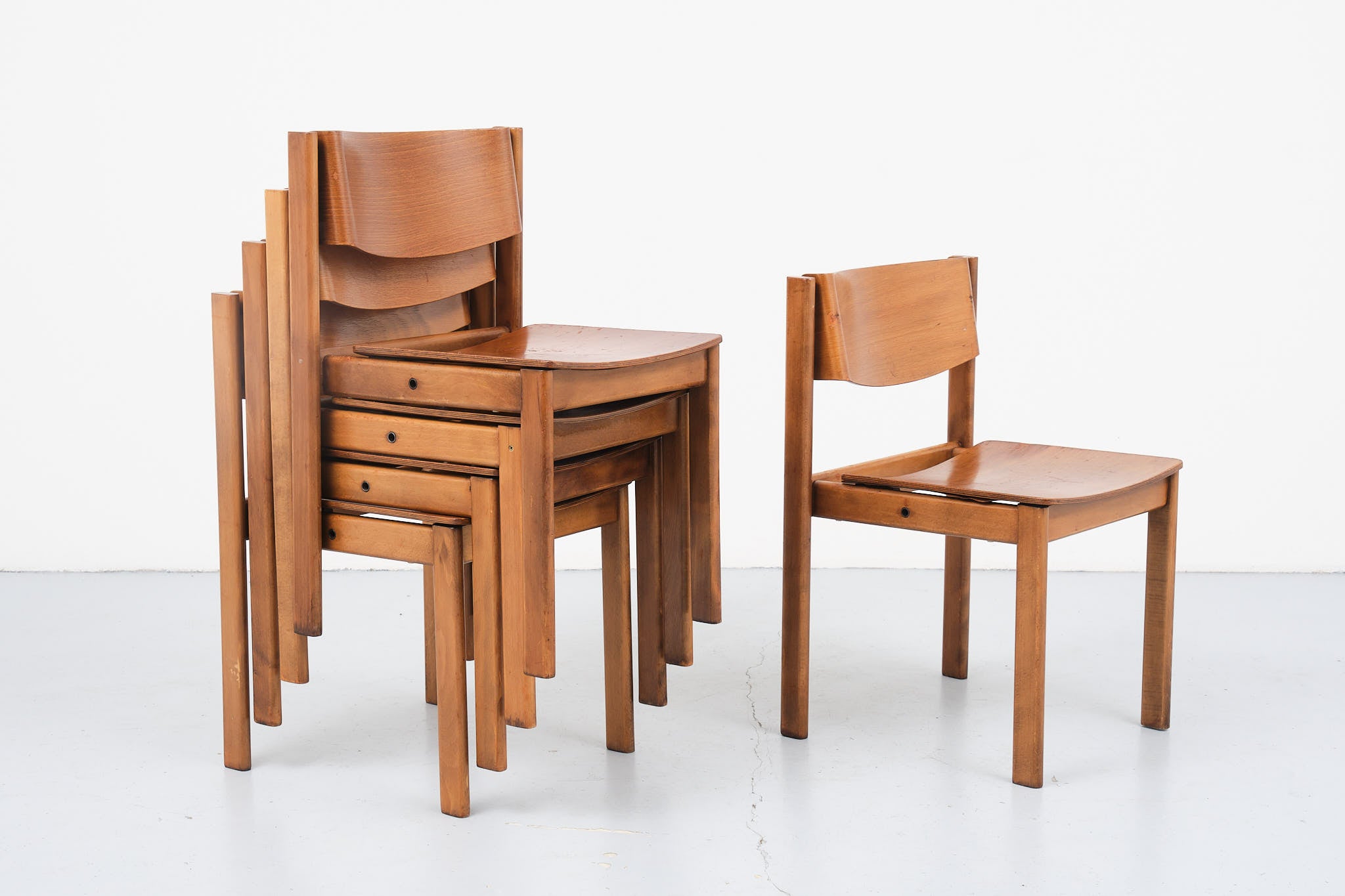 Chaise empilable en bois courbé années 70