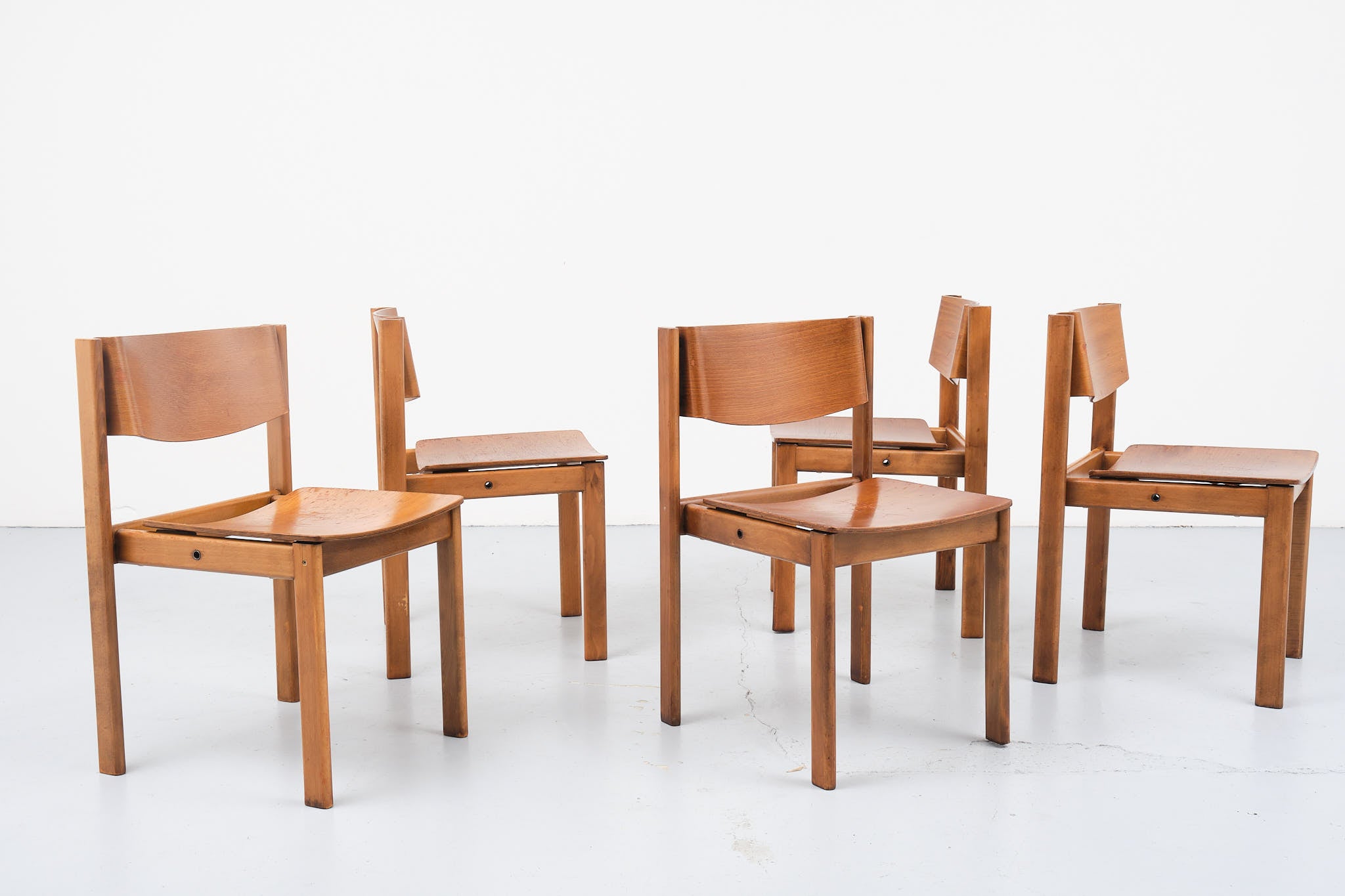 Chaise empilable en bois courbé années 70