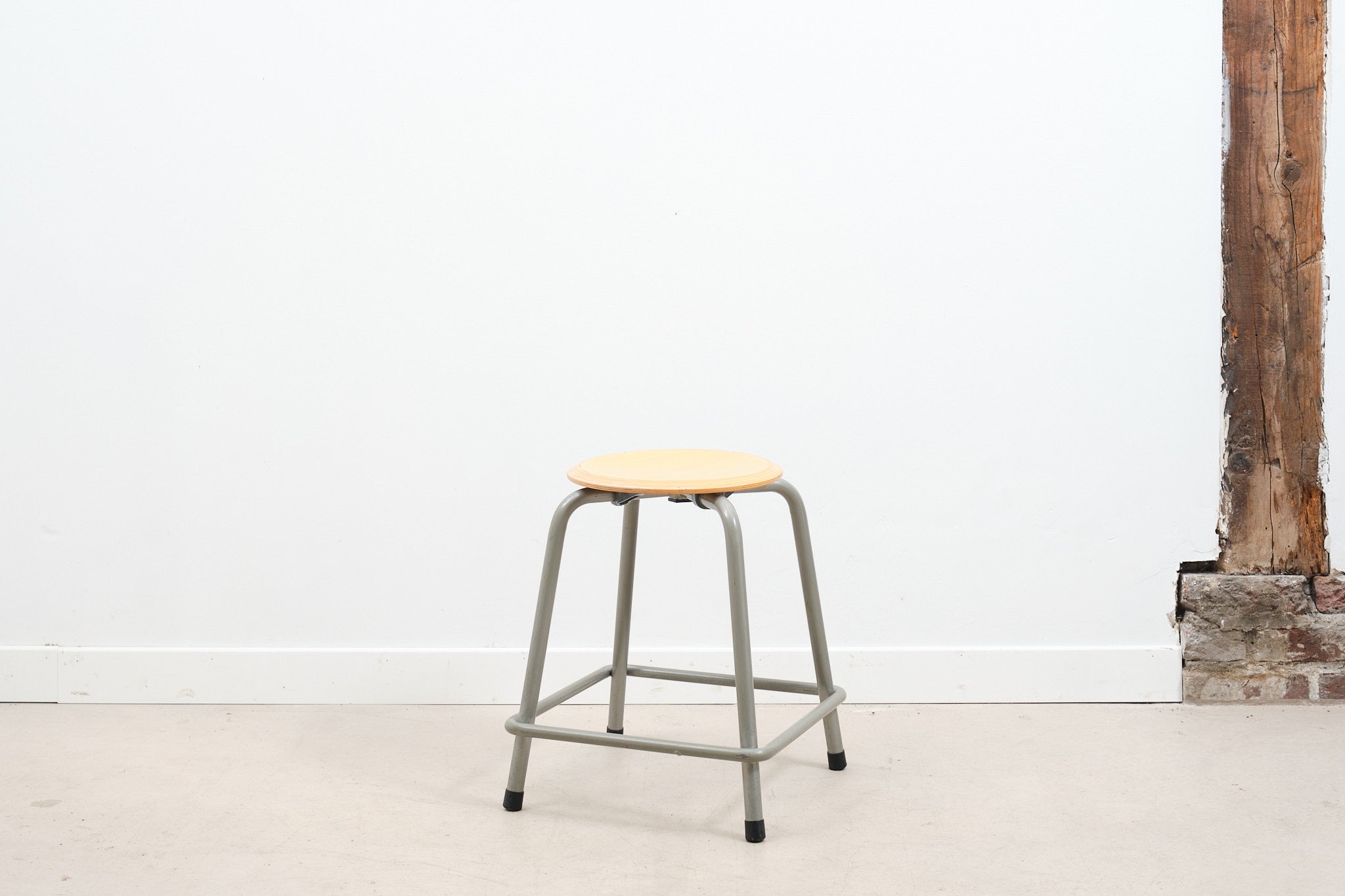 Tabouret bas hêtre / gris