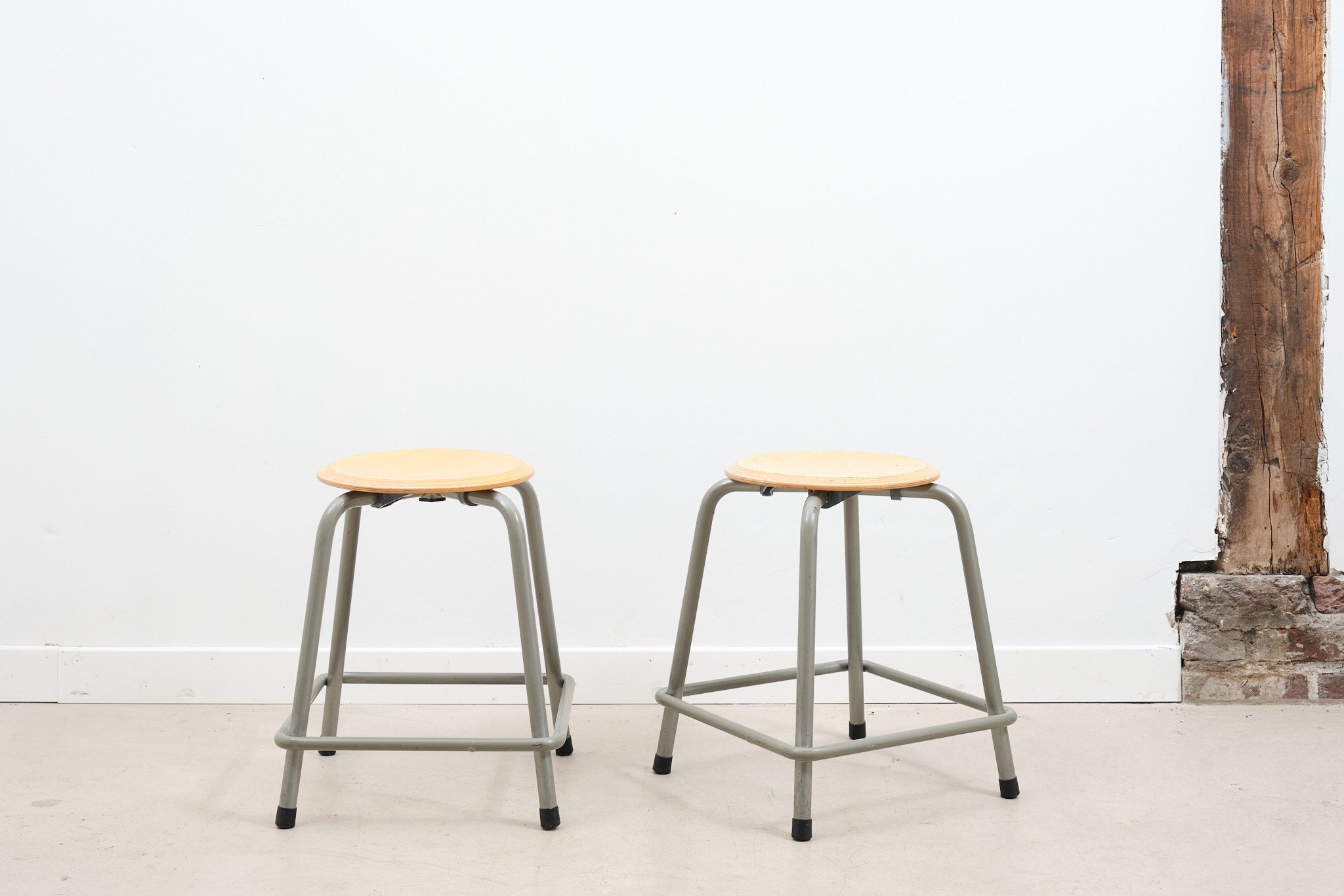 Tabouret bas hêtre / gris