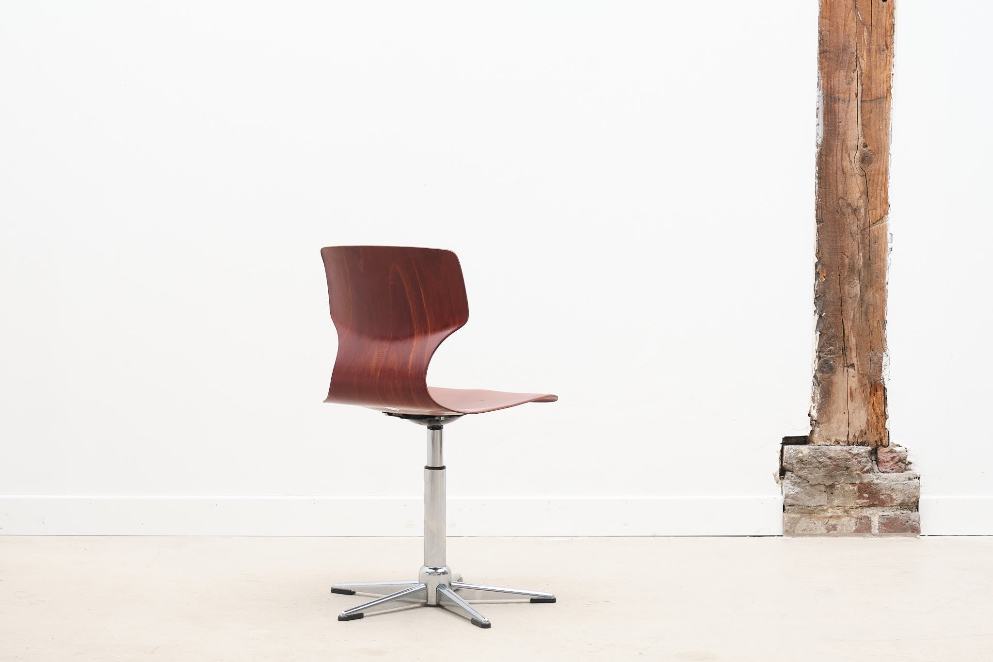 Chaise atelier ajustable acajou et chrome