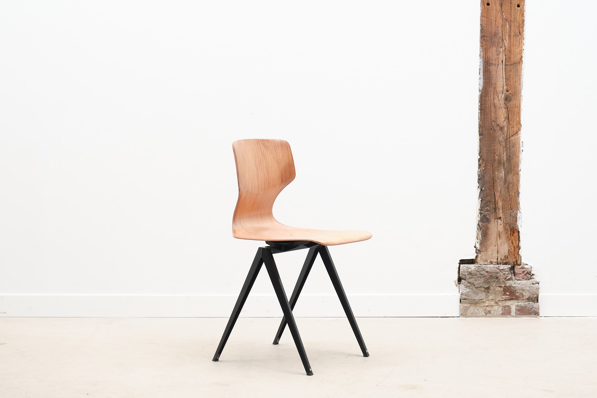 Chaise Galvanitas S19 réédition hêtre