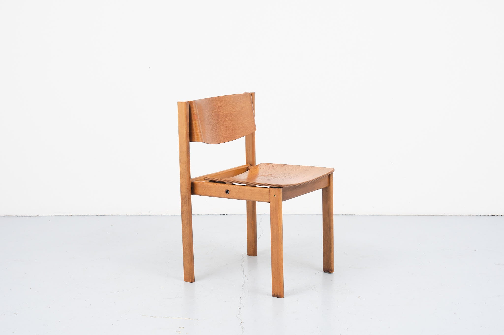 Chaise empilable en bois courbé années 70