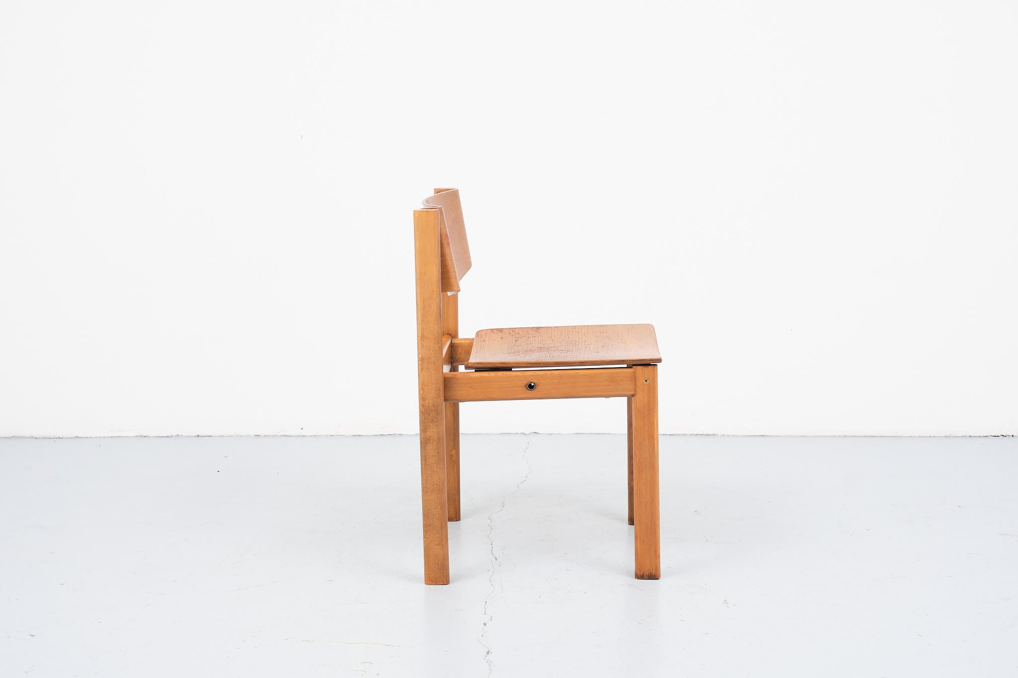 Chaise empilable en bois courbé années 70