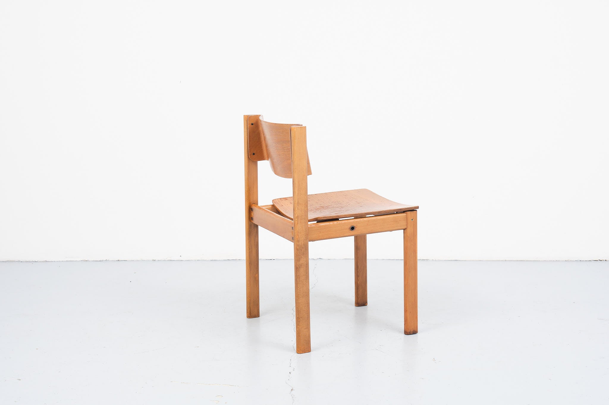 Chaise empilable en bois courbé années 70