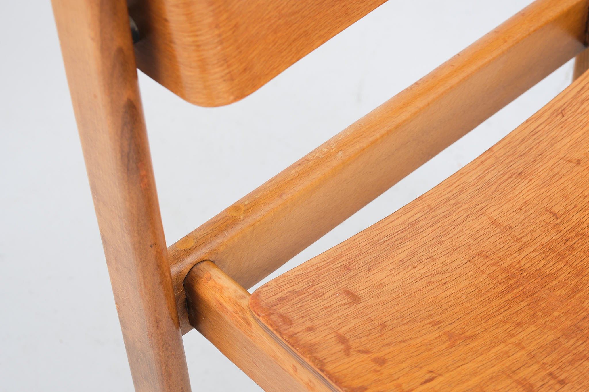 Chaise empilable en bois courbé années 70