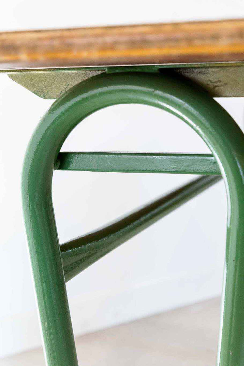 Bureau vintage avec plateau en bois et piètement en métal vert