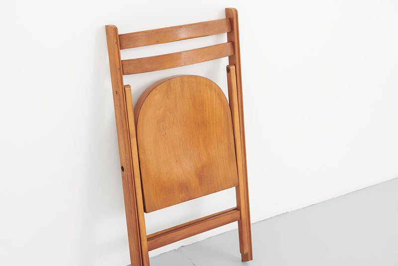 Chaise vintage pliante en bois assise demi lune