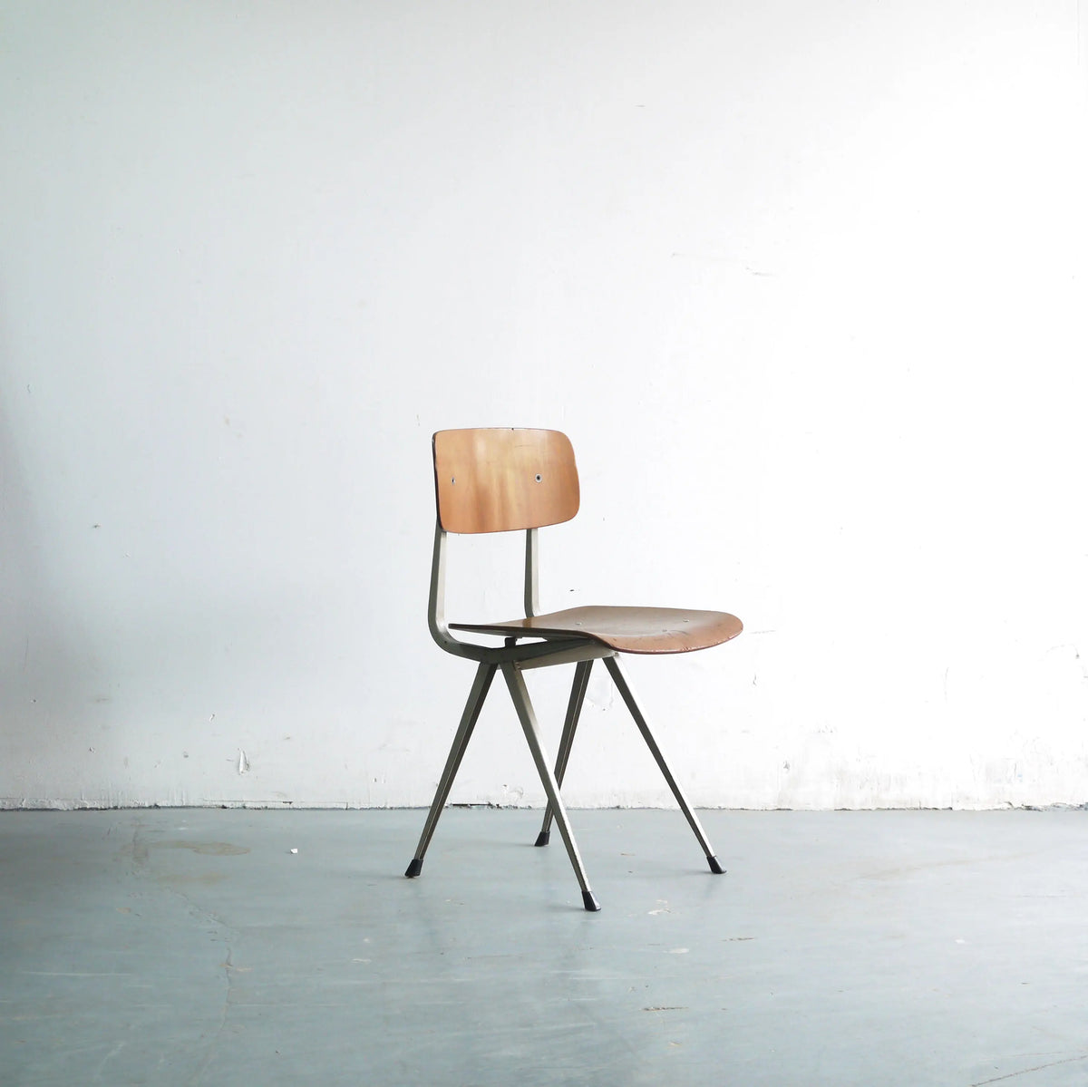 Chaise vintage Friso Kramer Result chêne et gris