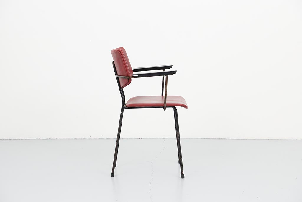 Chaise Kembo simili cuir bordeaux avec accoudoirs
